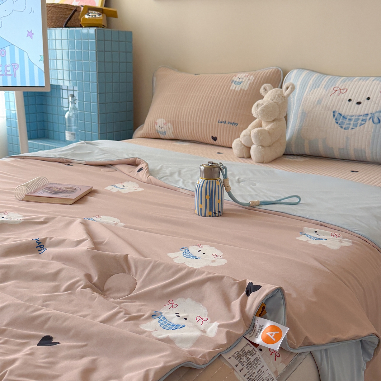 91家纺网 家纺一手货源 找家纺 桃子家居 2026新款A类小清新卡通数码印花混搭小冰皮夏被夏凉被空调被席子凉席四件套 小冰皮-奶咖小狗