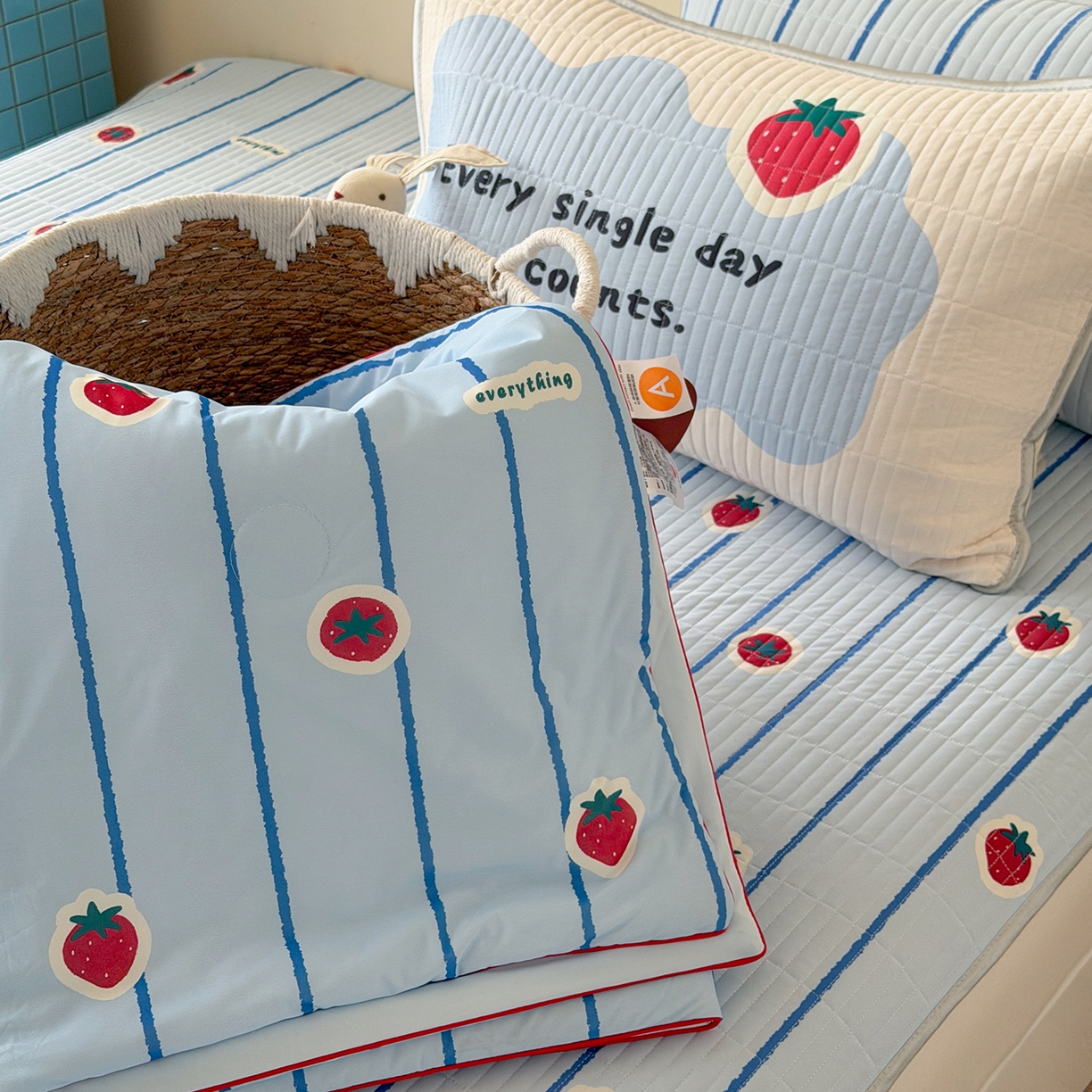 91家纺网 家纺一手货源 找家纺 桃子家居 2026新款A类小清新卡通数码印花混搭小冰皮夏被夏凉被空调被席子凉席四件套 小冰皮-冰蓝草莓