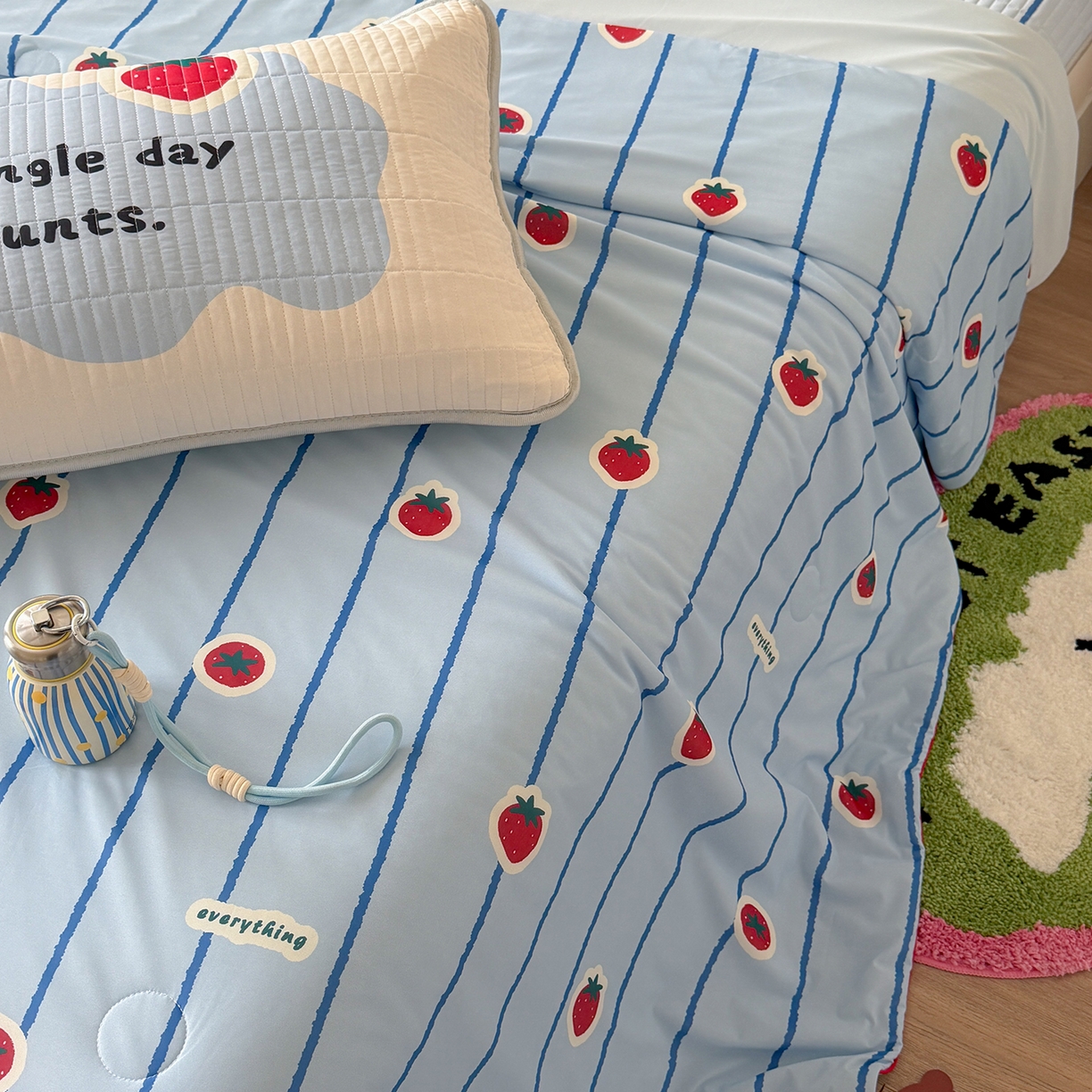 91家纺网 家纺一手货源 找家纺 桃子家居 2026新款A类小清新卡通数码印花混搭小冰皮夏被夏凉被空调被席子凉席四件套 小冰皮-冰蓝草莓