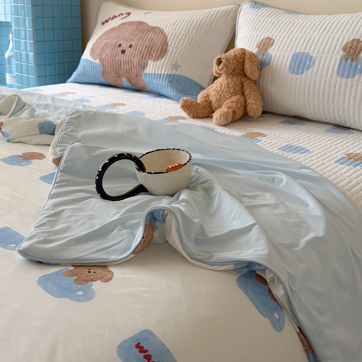 91家纺网 家纺一手货源 找家纺 桃子家居 2026新款A类小清新卡通数码印花混搭小冰皮夏被夏凉被空调被席子凉席四件套 小冰皮-夏日茶杯狗
