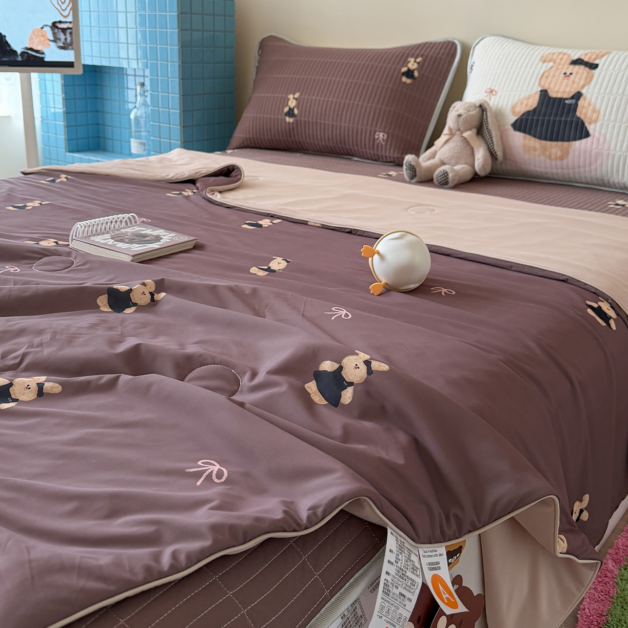 91家纺网 家纺一手货源 找家纺 桃子家居 2026新款A类小清新卡通数码印花混搭小冰皮夏被夏凉被空调被席子凉席四件套 小冰皮-焦糖小兔