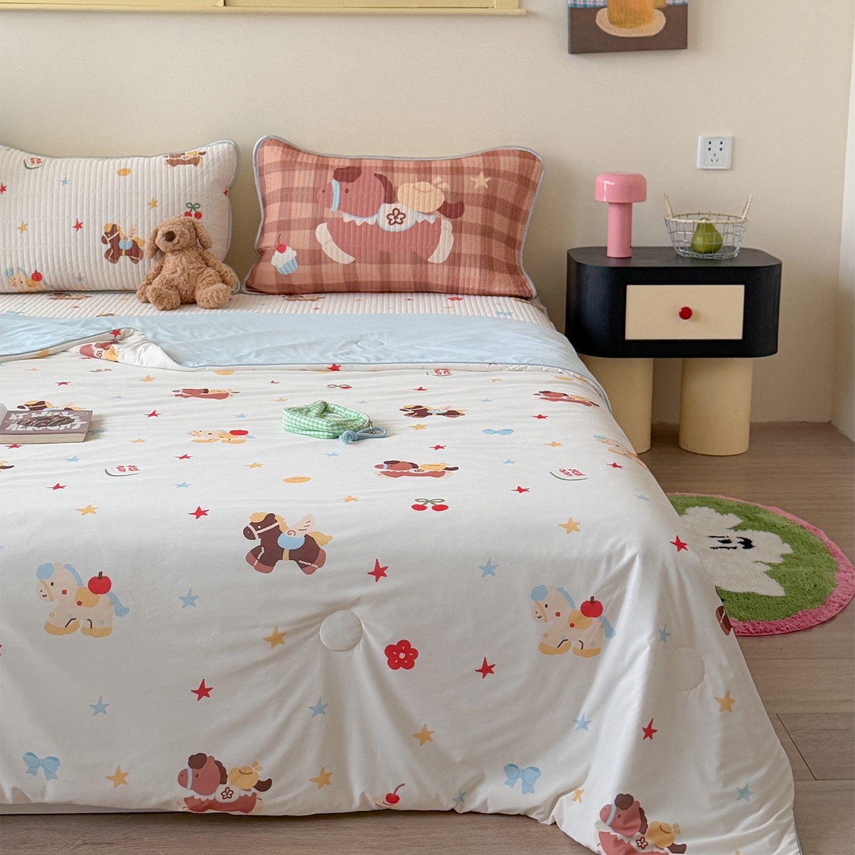 91家纺网 家纺一手货源 找家纺 桃子家居 2026新款A类小清新卡通数码印花混搭小冰皮夏被夏凉被空调被席子凉席四件套 小冰皮-甜梦小马