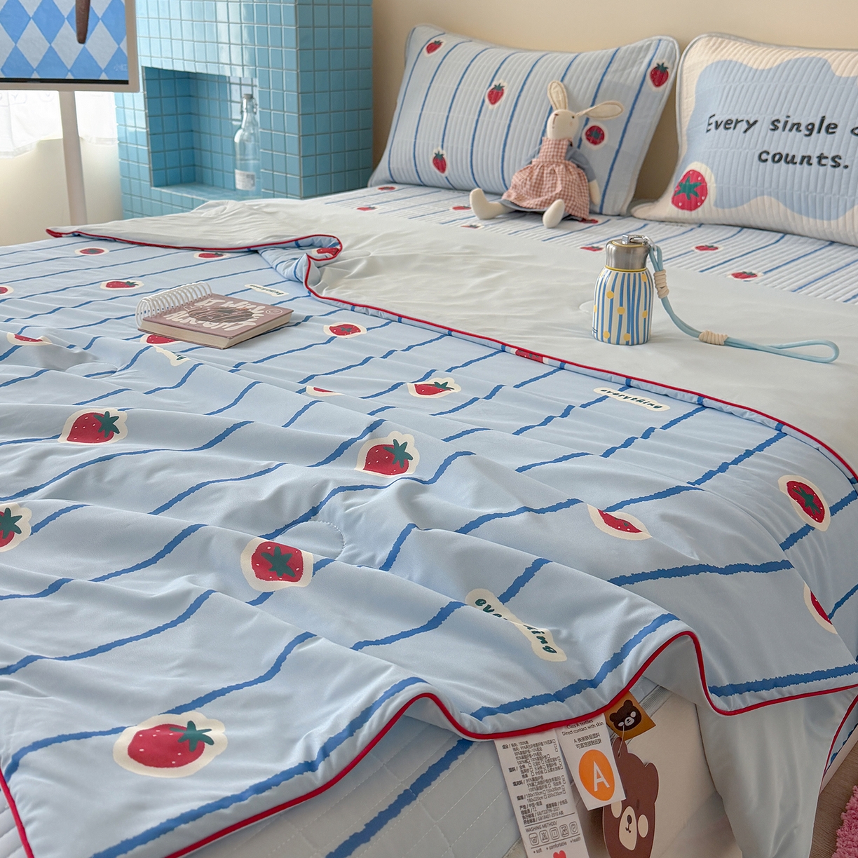 91家纺网 家纺一手货源 找家纺 桃子家居 2026新款A类小清新卡通数码印花混搭小冰皮夏被夏凉被空调被席子凉席四件套 小冰皮-冰蓝草莓