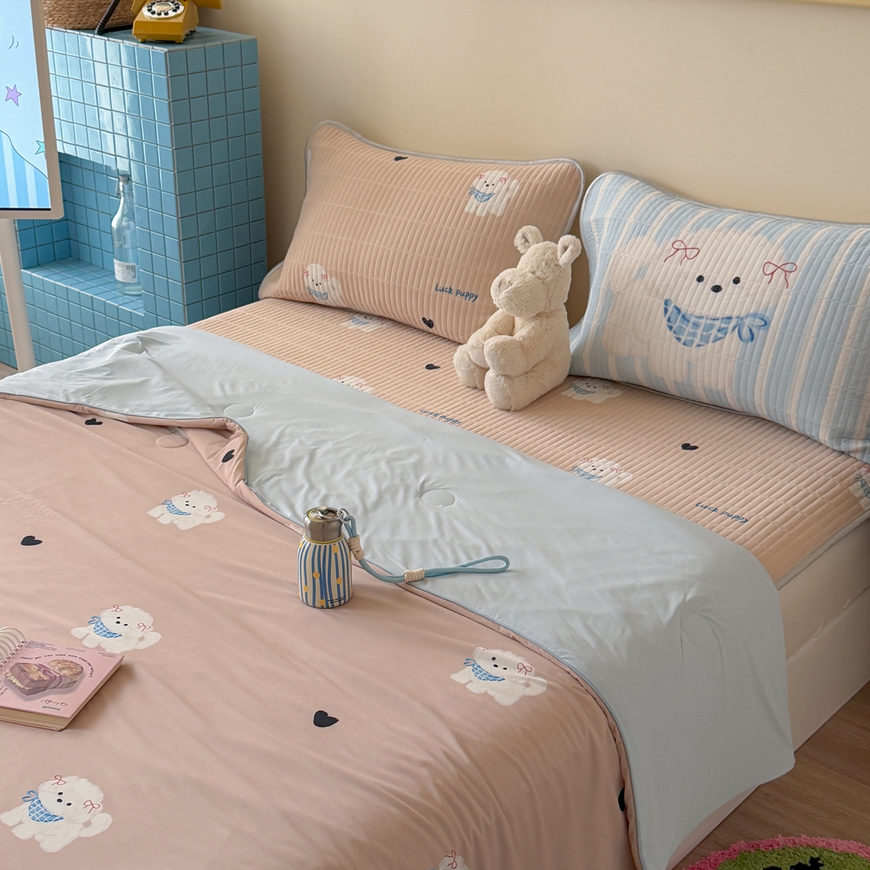 91家纺网 家纺一手货源 找家纺 桃子家居 2026新款A类小清新卡通数码印花混搭小冰皮夏被夏凉被空调被席子凉席四件套 小冰皮-奶咖小狗