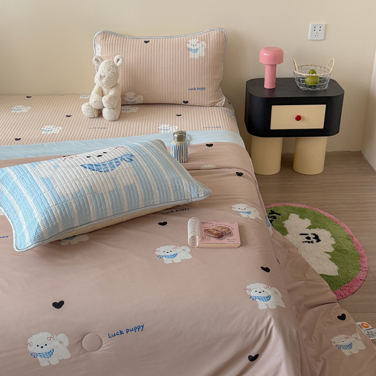 91家纺网 家纺一手货源 找家纺 桃子家居 2026新款A类小清新卡通数码印花混搭小冰皮夏被夏凉被空调被席子凉席四件套 小冰皮-奶咖小狗