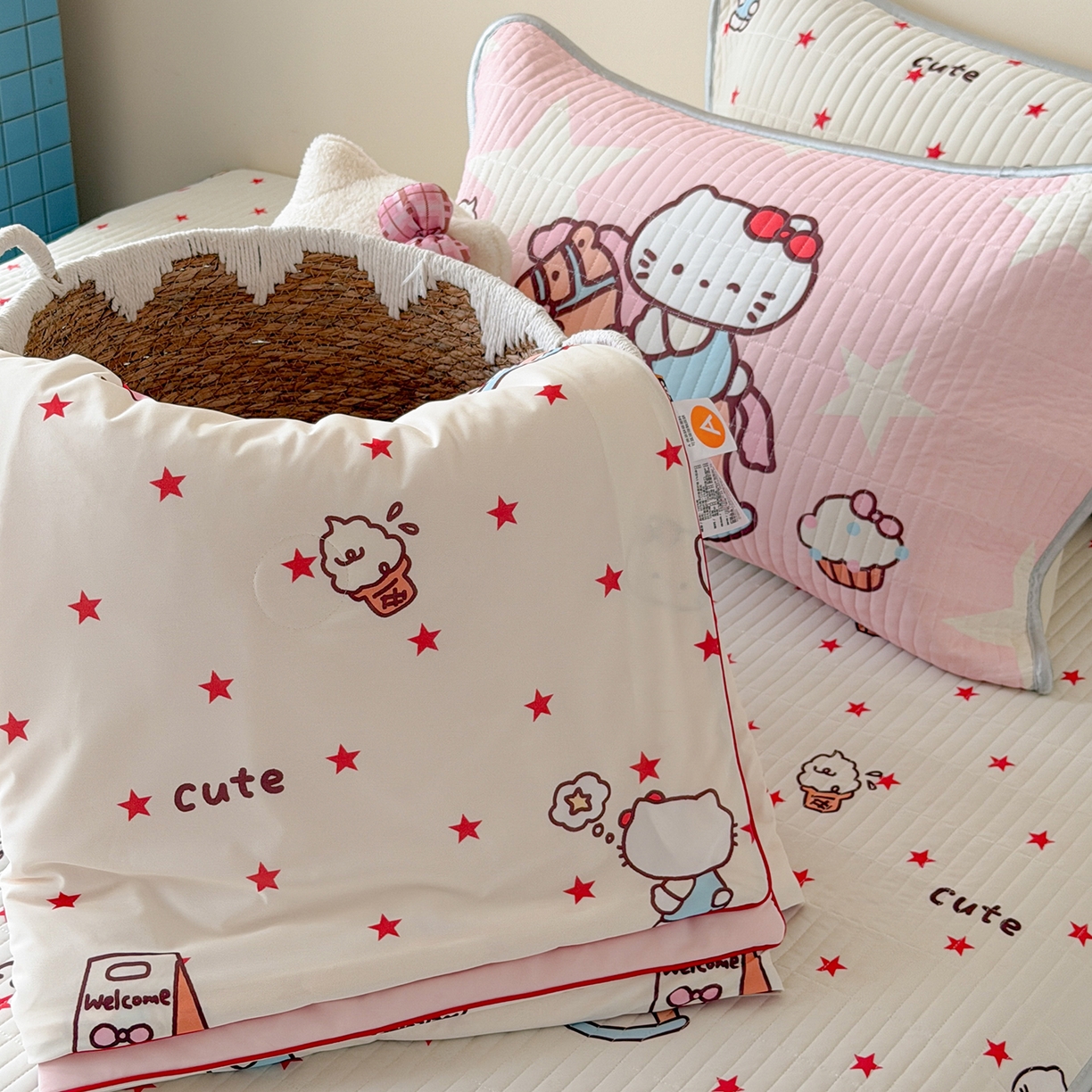 91家纺网 家纺一手货源 找家纺 桃子家居 2026新款A类小清新卡通数码印花混搭小冰皮夏被夏凉被空调被席子凉席四件套 小冰皮-甜粉木马猫