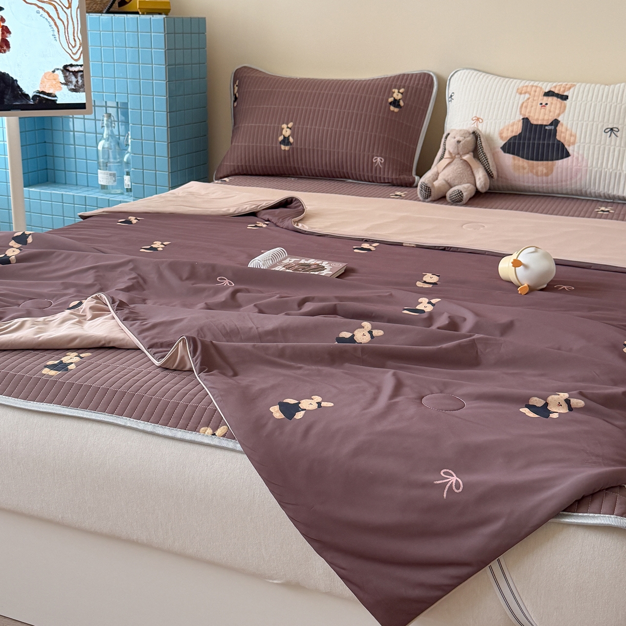 91家纺网 家纺一手货源 找家纺 桃子家居 2026新款A类小清新卡通数码印花混搭小冰皮夏被夏凉被空调被席子凉席四件套 小冰皮-焦糖小兔