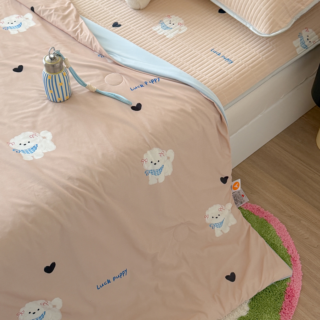 91家纺网 家纺一手货源 找家纺 桃子家居 2026新款A类小清新卡通数码印花混搭小冰皮夏被夏凉被空调被席子凉席四件套 小冰皮-奶咖小狗