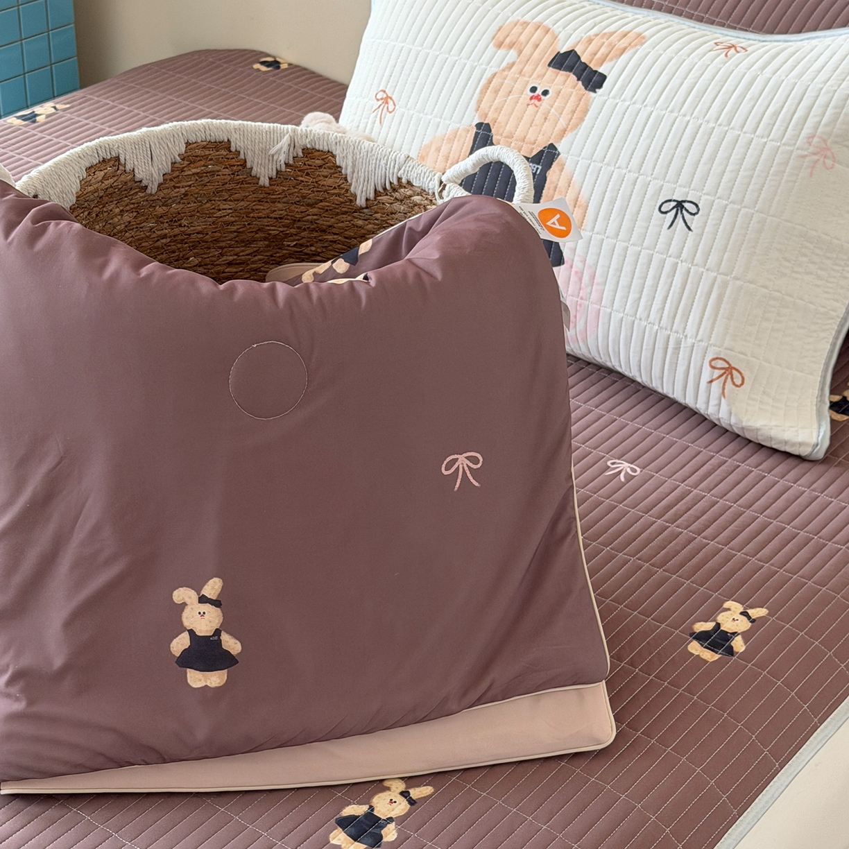 91家纺网 家纺一手货源 找家纺 桃子家居 2026新款A类小清新卡通数码印花混搭小冰皮夏被夏凉被空调被席子凉席四件套 小冰皮-焦糖小兔