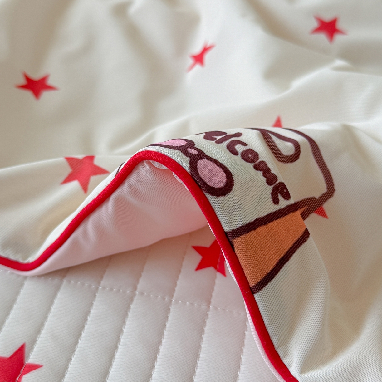 91家纺网 家纺一手货源 找家纺 桃子家居 2026新款A类小清新卡通数码印花混搭小冰皮夏被夏凉被空调被席子凉席四件套 小冰皮-甜粉木马猫