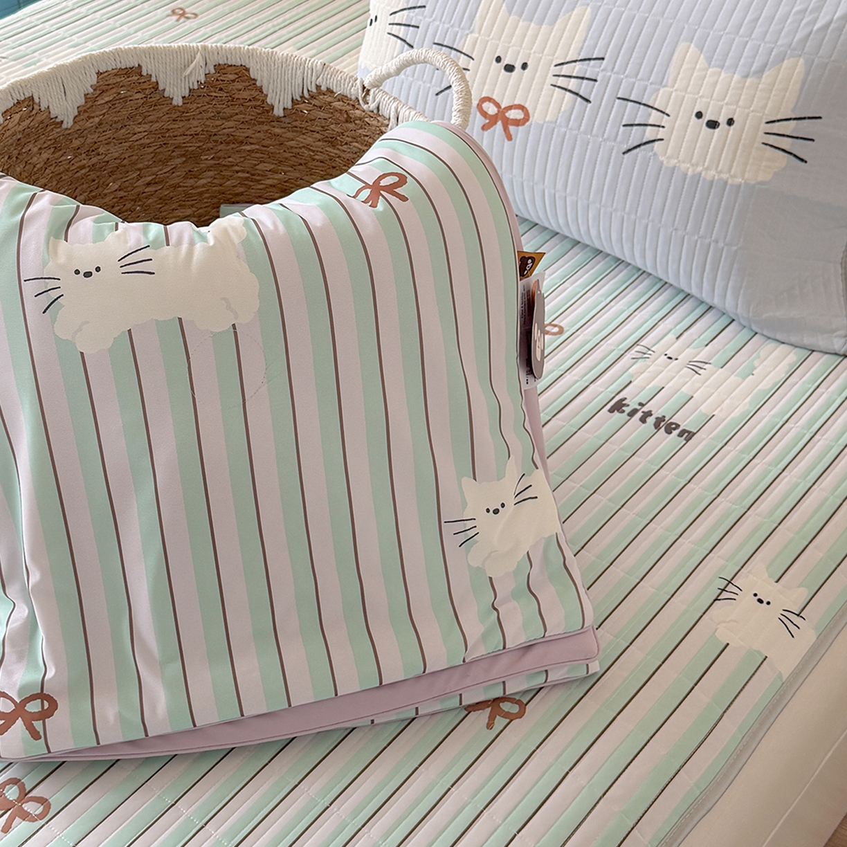 91家纺网 家纺一手货源 找家纺 桃子家居 2026新款A类小清新卡通数码印花混搭小冰皮夏被夏凉被空调被席子凉席四件套 小冰皮-薄荷奶糖猫