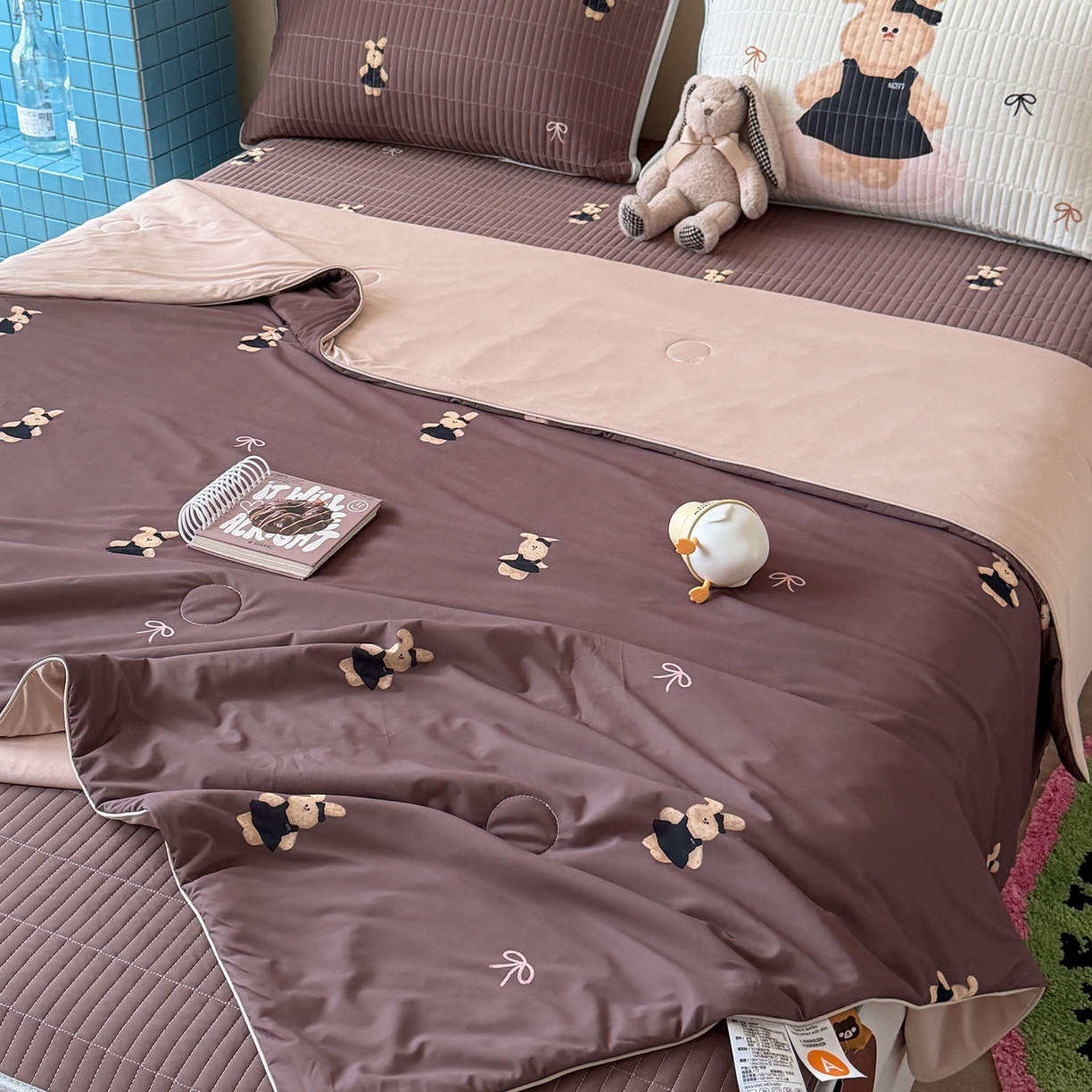 91家纺网 家纺一手货源 找家纺 桃子家居 2026新款A类小清新卡通数码印花混搭小冰皮夏被夏凉被空调被席子凉席四件套 小冰皮-焦糖小兔