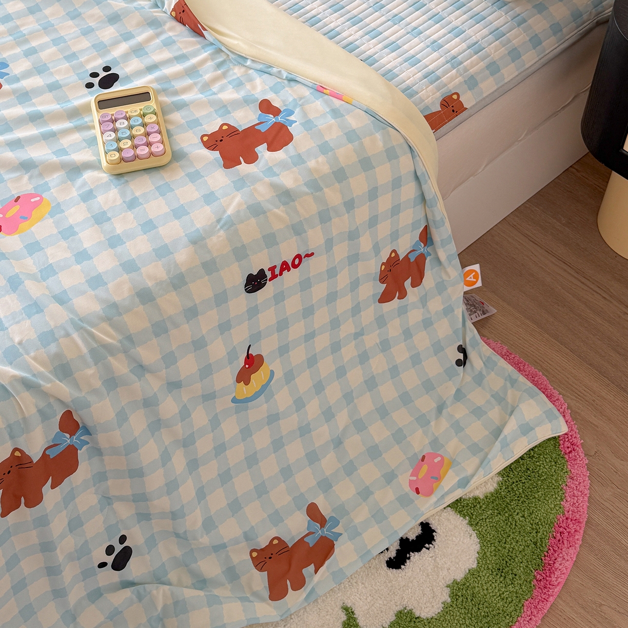 91家纺网 家纺一手货源 找家纺 桃子家居 2026新款A类小清新卡通数码印花混搭小冰皮夏被夏凉被空调被席子凉席四件套 小冰皮-蓝格奶油猫