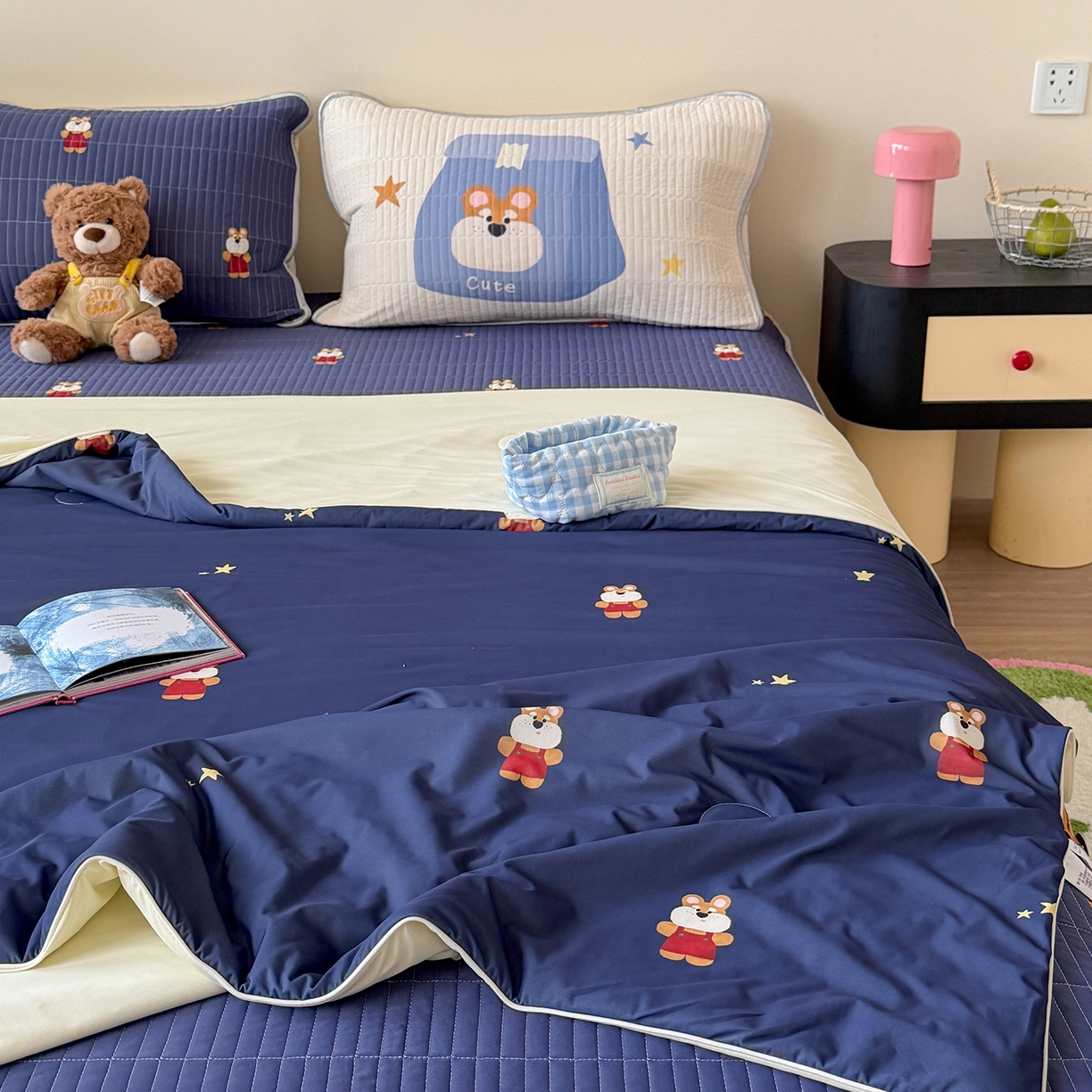 91家纺网 家纺一手货源 找家纺 桃子家居 2026新款A类小清新卡通数码印花混搭小冰皮夏被夏凉被空调被席子凉席四件套 小冰皮-星夜小熊