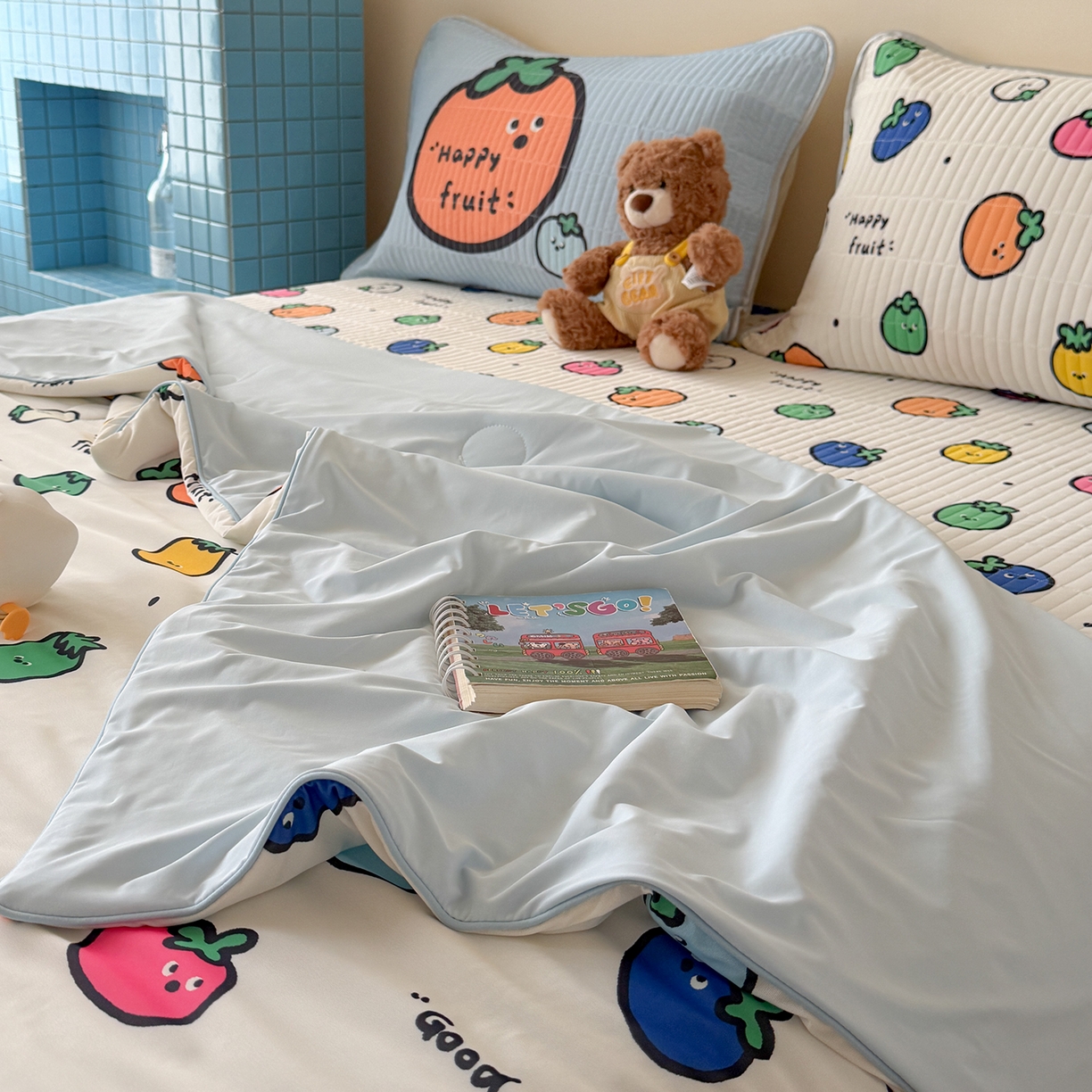 91家纺网 家纺一手货源 找家纺 桃子家居 2026新款A类小清新卡通数码印花混搭小冰皮夏被夏凉被空调被席子凉席四件套 小冰皮-夏日果味
