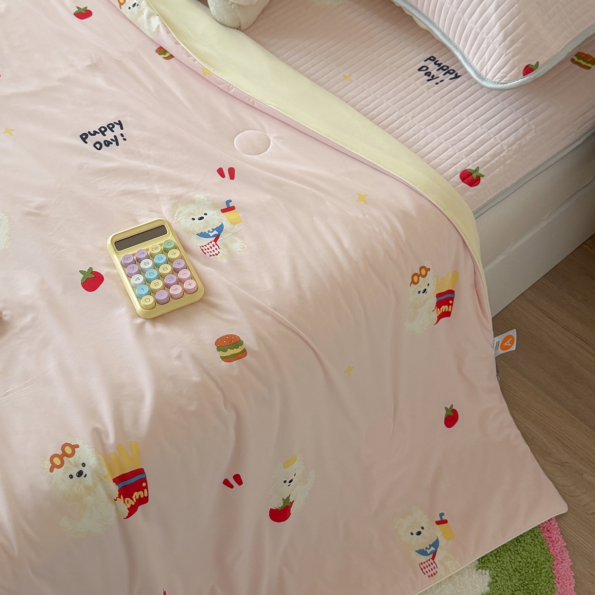 91家纺网 家纺一手货源 找家纺 桃子家居 2026新款A类小清新卡通数码印花混搭小冰皮夏被夏凉被空调被席子凉席四件套 小冰皮-粉粉番茄酱