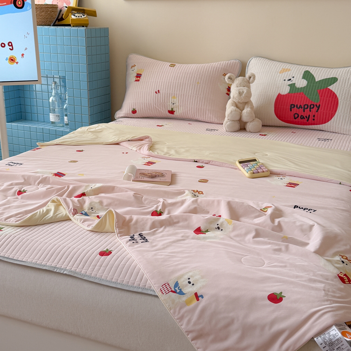 91家纺网 家纺一手货源 找家纺 桃子家居 2026新款A类小清新卡通数码印花混搭小冰皮夏被夏凉被空调被席子凉席四件套 小冰皮-粉粉番茄酱