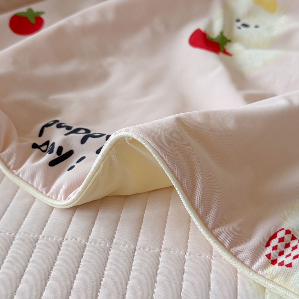 91家纺网 家纺一手货源 找家纺 桃子家居 2026新款A类小清新卡通数码印花混搭小冰皮夏被夏凉被空调被席子凉席四件套 小冰皮-粉粉番茄酱