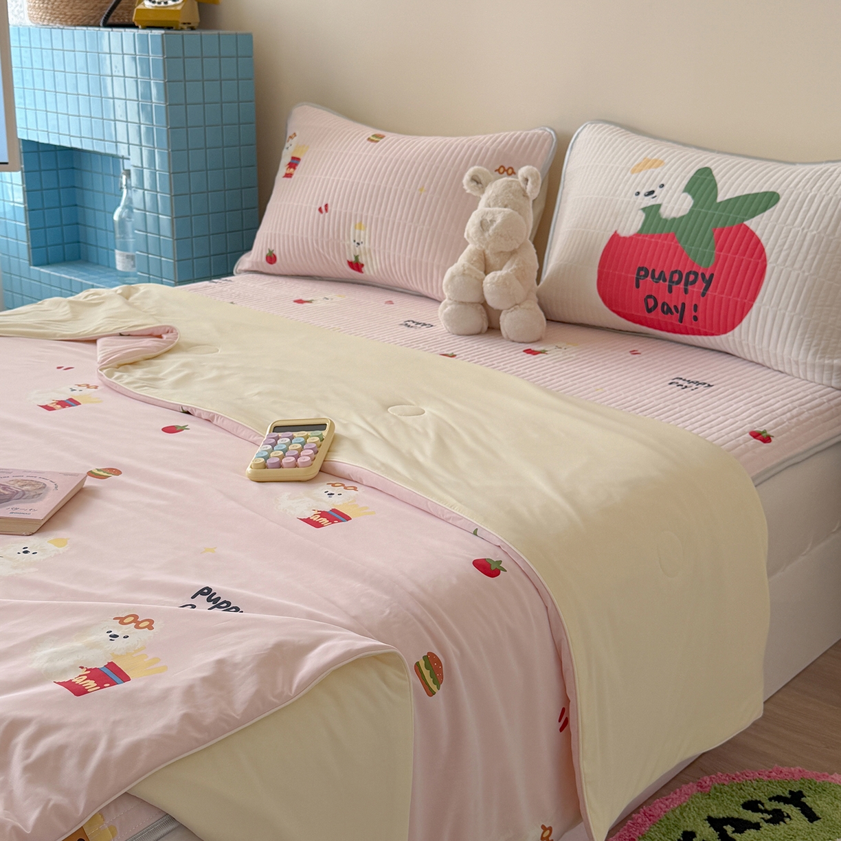 91家纺网 家纺一手货源 找家纺 桃子家居 2026新款A类小清新卡通数码印花混搭小冰皮夏被夏凉被空调被席子凉席四件套 小冰皮-粉粉番茄酱