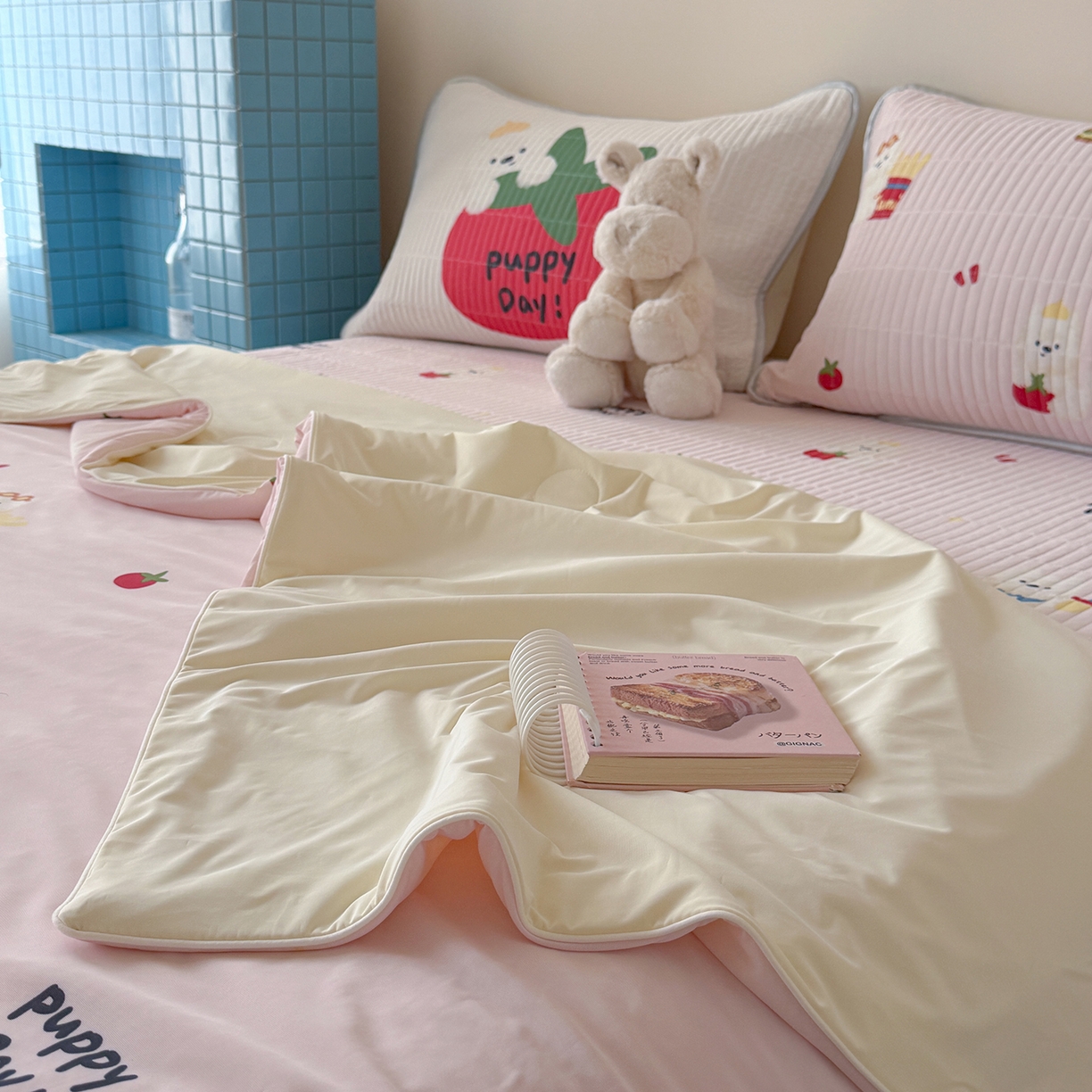 91家纺网 家纺一手货源 找家纺 桃子家居 2026新款A类小清新卡通数码印花混搭小冰皮夏被夏凉被空调被席子凉席四件套 小冰皮-粉粉番茄酱