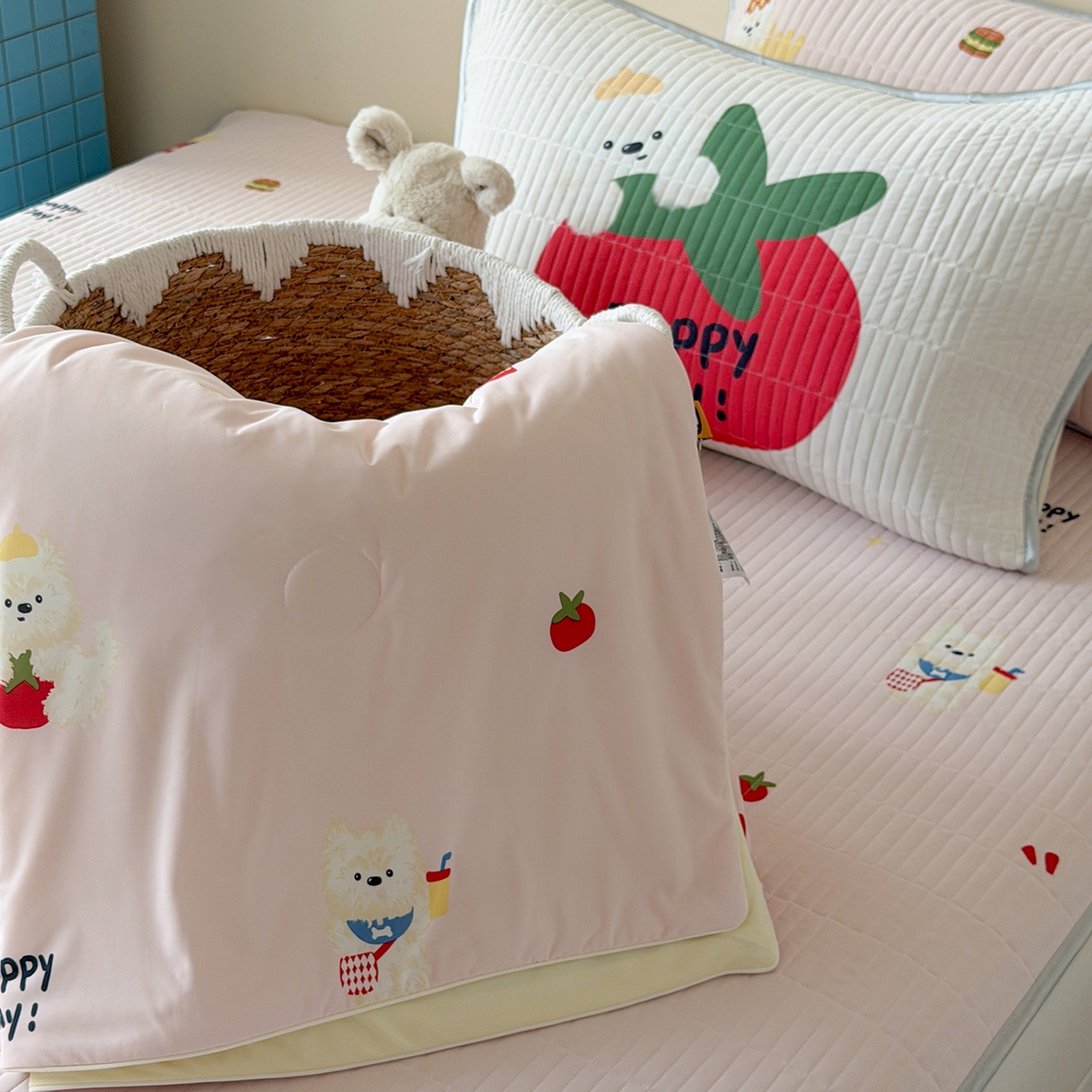 91家纺网 家纺一手货源 找家纺 桃子家居 2026新款A类小清新卡通数码印花混搭小冰皮夏被夏凉被空调被席子凉席四件套 小冰皮-粉粉番茄酱