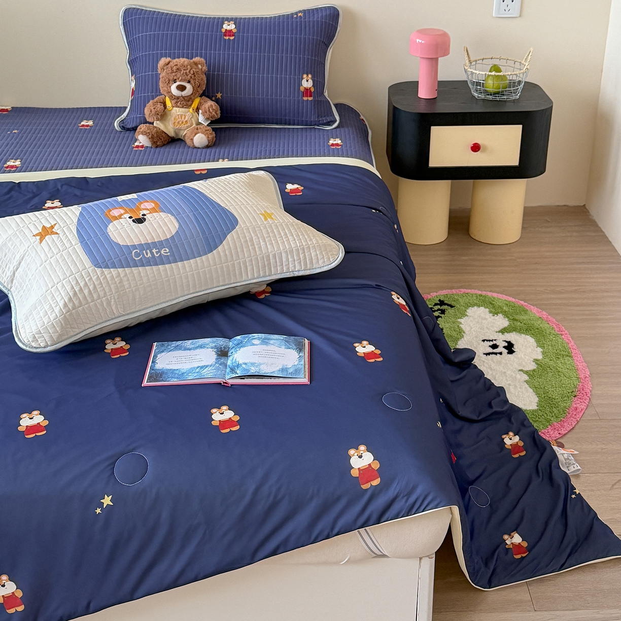 91家纺网 家纺一手货源 找家纺 桃子家居 2026新款A类小清新卡通数码印花混搭小冰皮夏被夏凉被空调被席子凉席四件套 小冰皮-星夜小熊