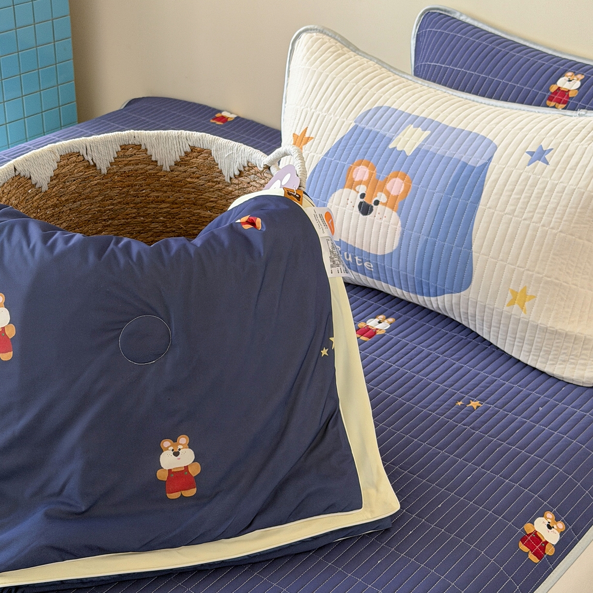 91家纺网 家纺一手货源 找家纺 桃子家居 2026新款A类小清新卡通数码印花混搭小冰皮夏被夏凉被空调被席子凉席四件套 小冰皮-星夜小熊