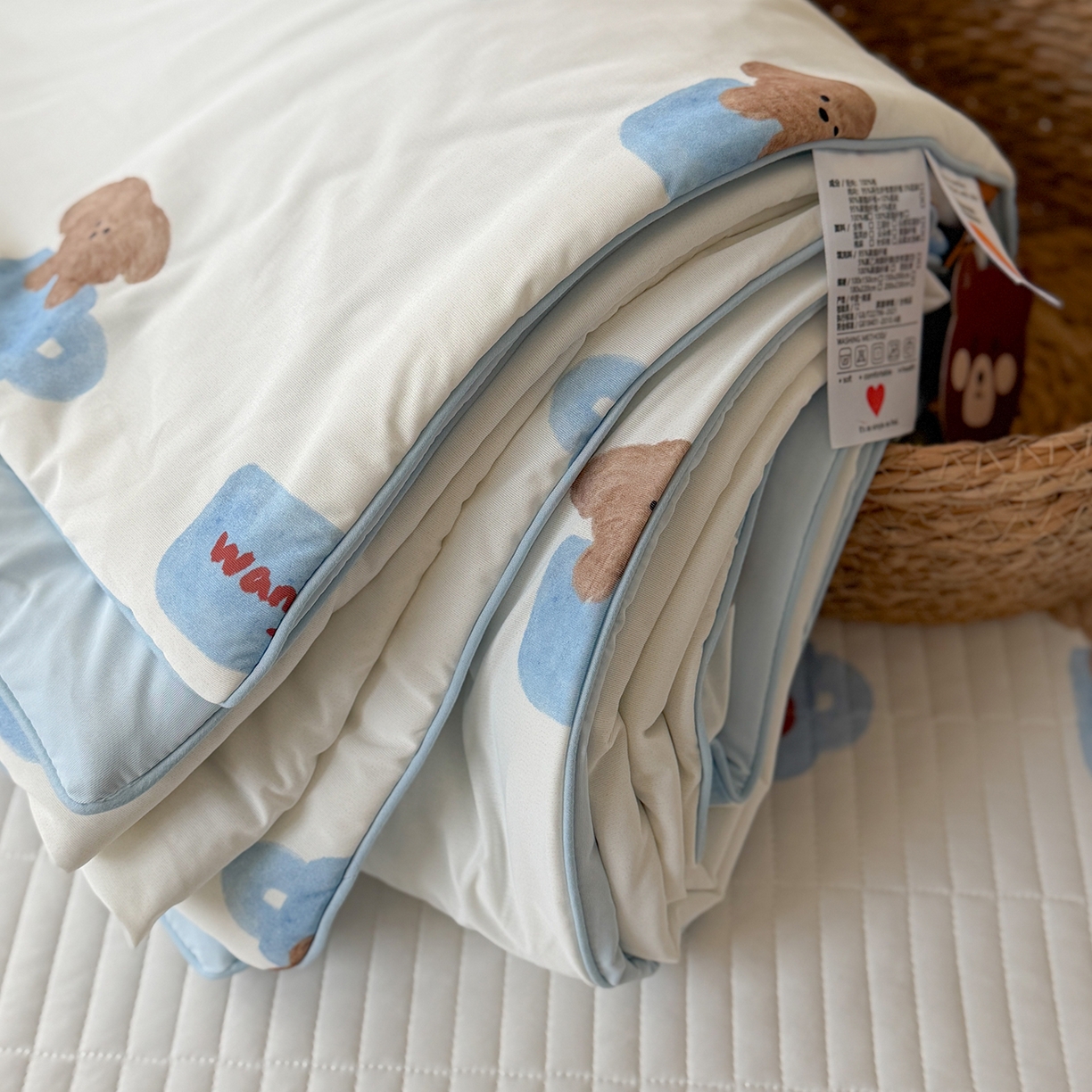 91家纺网 家纺一手货源 找家纺 桃子家居 2026新款A类小清新卡通数码印花混搭小冰皮夏被夏凉被空调被席子凉席四件套 小冰皮-夏日茶杯狗