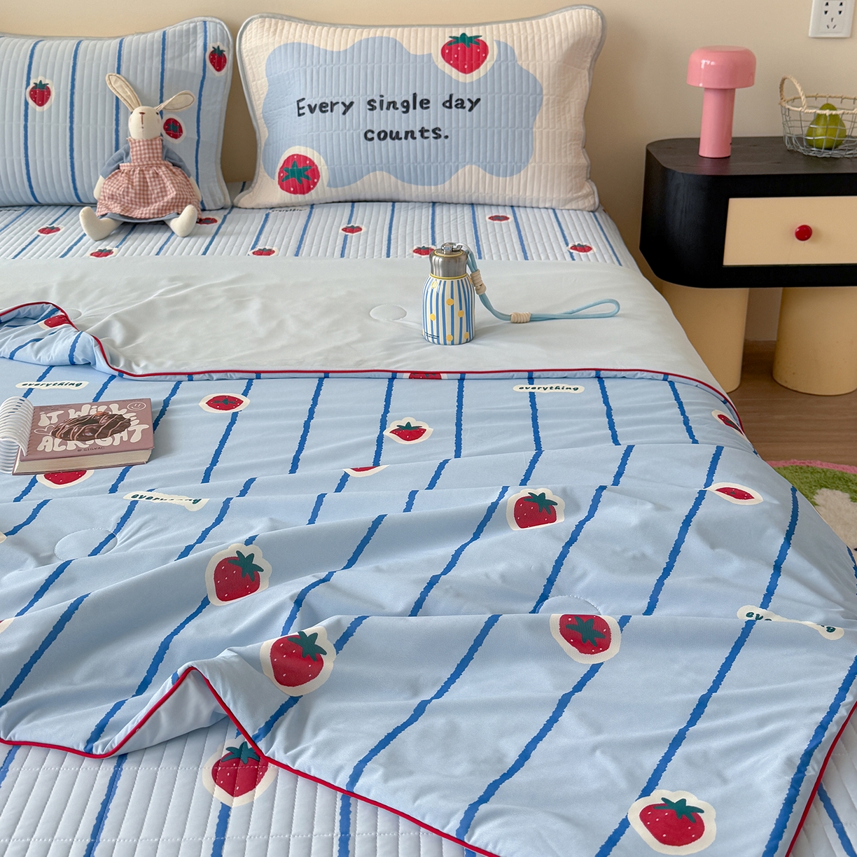 91家纺网 家纺一手货源 找家纺 桃子家居 2026新款A类小清新卡通数码印花混搭小冰皮夏被夏凉被空调被席子凉席四件套 小冰皮-冰蓝草莓