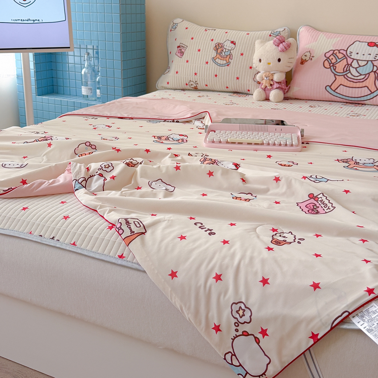 91家纺网 家纺一手货源 找家纺 桃子家居 2026新款A类小清新卡通数码印花混搭小冰皮夏被夏凉被空调被席子凉席四件套 小冰皮-甜粉木马猫