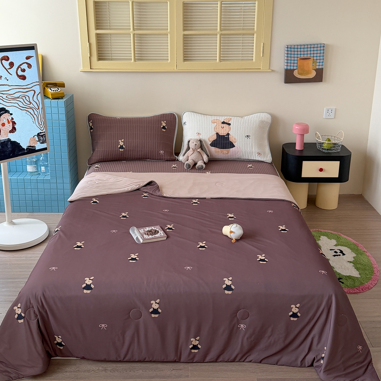 91家纺网 家纺一手货源 找家纺 桃子家居 2026新款A类小清新卡通数码印花混搭小冰皮夏被夏凉被空调被席子凉席四件套 小冰皮-焦糖小兔