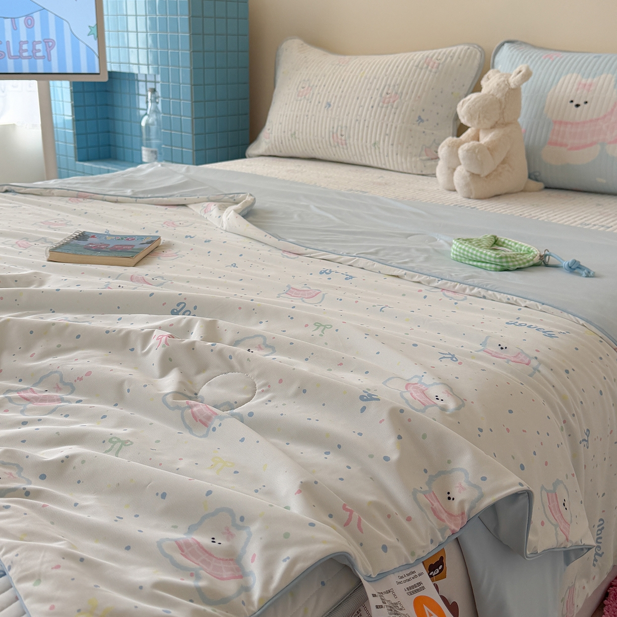 91家纺网 家纺一手货源 找家纺 桃子家居 2026新款A类小清新卡通数码印花混搭小冰皮夏被夏凉被空调被席子凉席四件套 小冰皮-夏日小狗