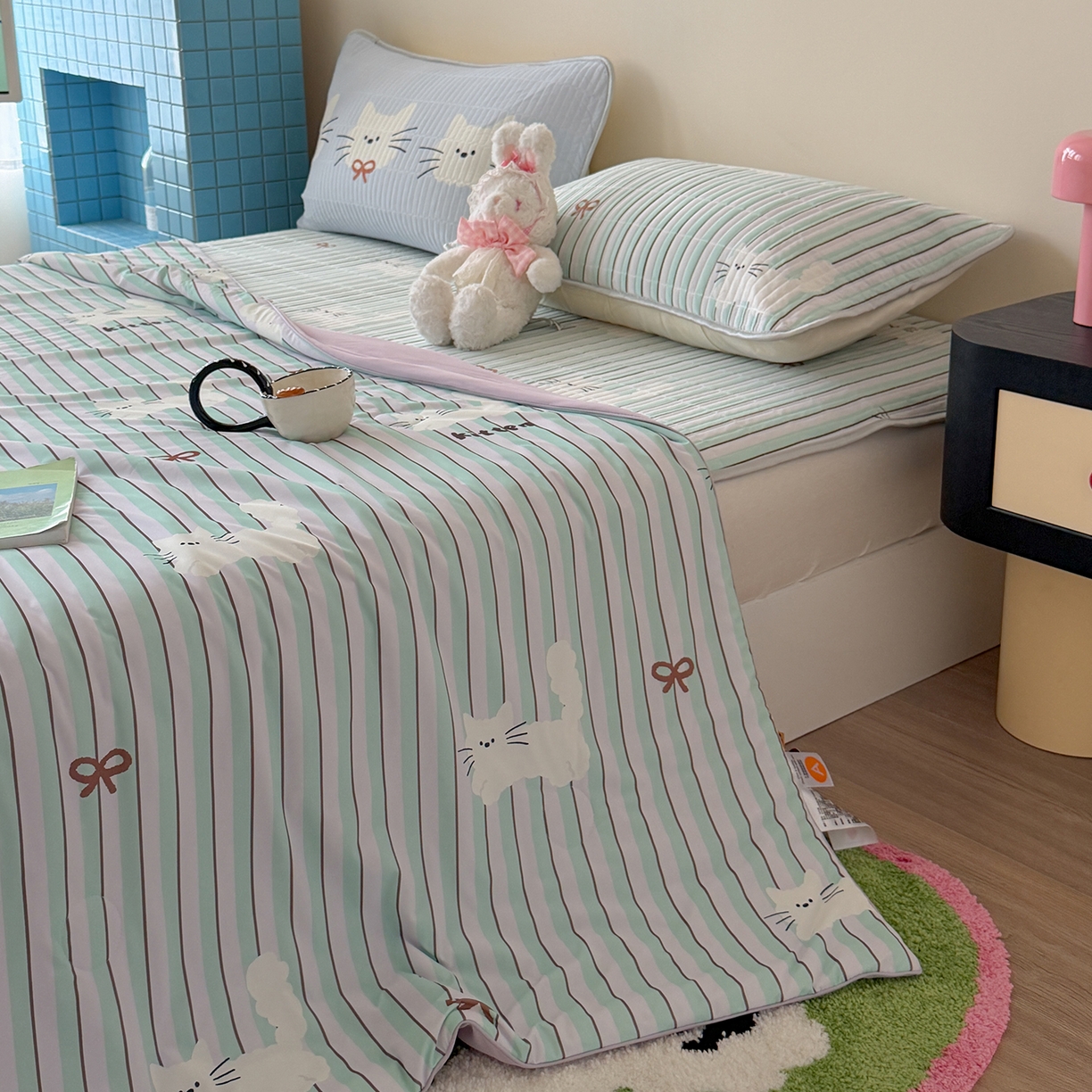 91家纺网 家纺一手货源 找家纺 桃子家居 2026新款A类小清新卡通数码印花混搭小冰皮夏被夏凉被空调被席子凉席四件套 小冰皮-薄荷奶糖猫