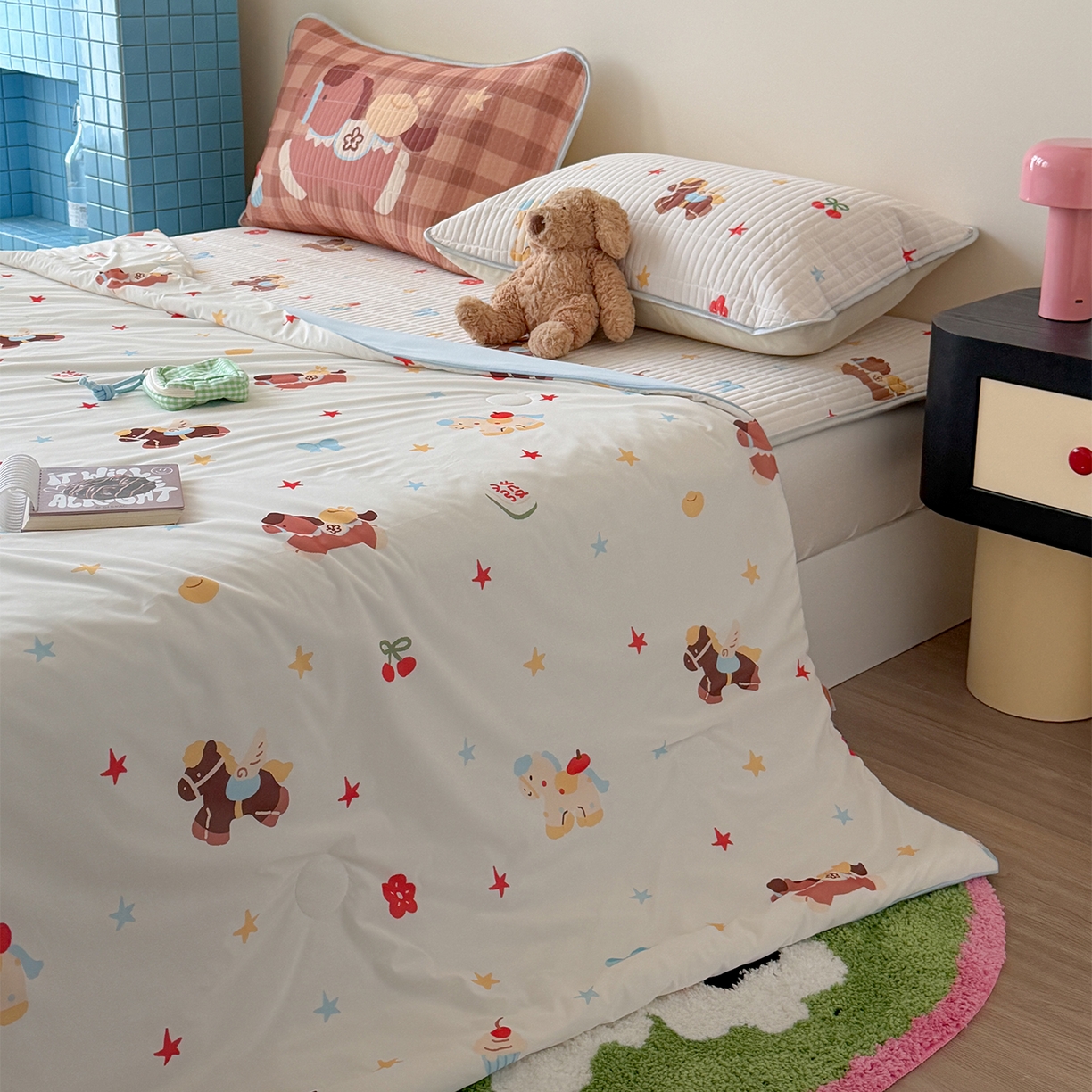 91家纺网 家纺一手货源 找家纺 桃子家居 2026新款A类小清新卡通数码印花混搭小冰皮夏被夏凉被空调被席子凉席四件套 小冰皮-甜梦小马