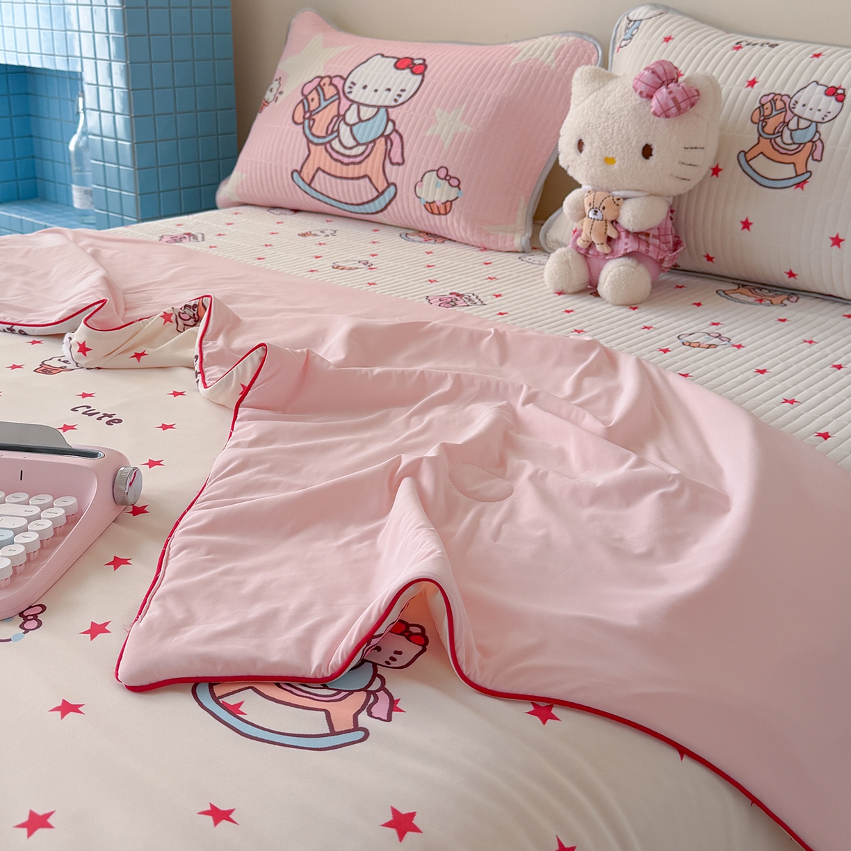 91家纺网 家纺一手货源 找家纺 桃子家居 2026新款A类小清新卡通数码印花混搭小冰皮夏被夏凉被空调被席子凉席四件套 小冰皮-甜粉木马猫