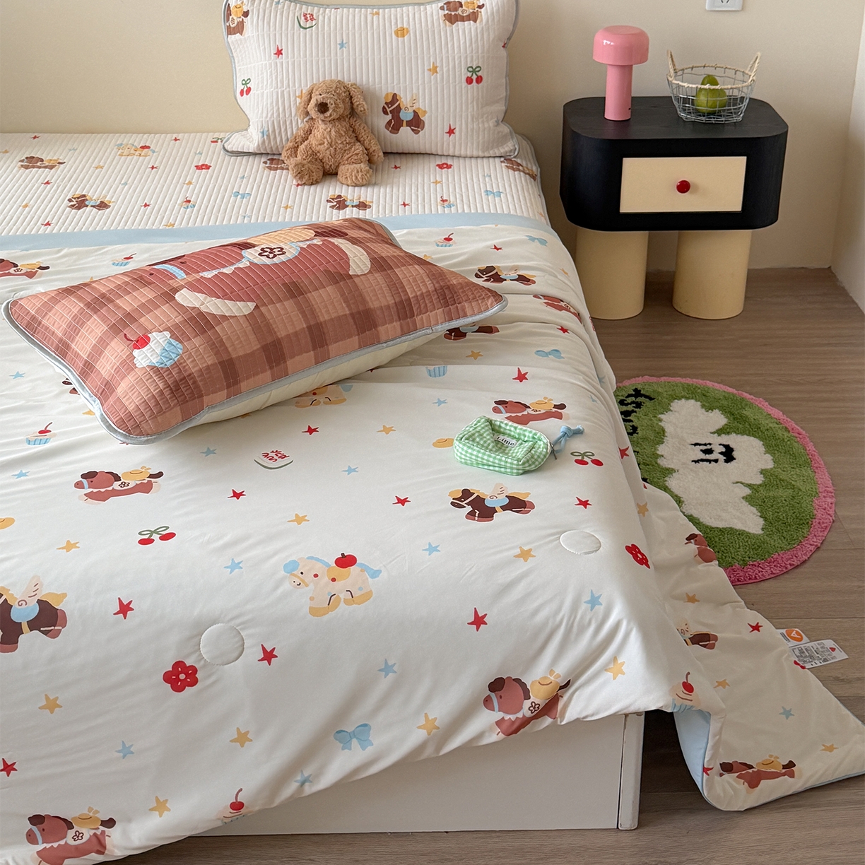 91家纺网 家纺一手货源 找家纺 桃子家居 2026新款A类小清新卡通数码印花混搭小冰皮夏被夏凉被空调被席子凉席四件套 小冰皮-甜梦小马