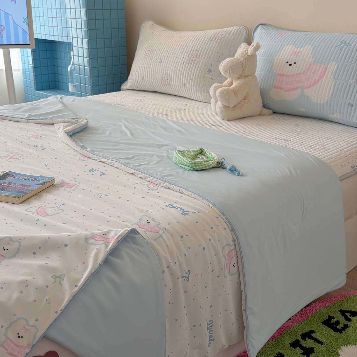 91家纺网 家纺一手货源 找家纺 桃子家居 2026新款A类小清新卡通数码印花混搭小冰皮夏被夏凉被空调被席子凉席四件套 小冰皮-夏日小狗