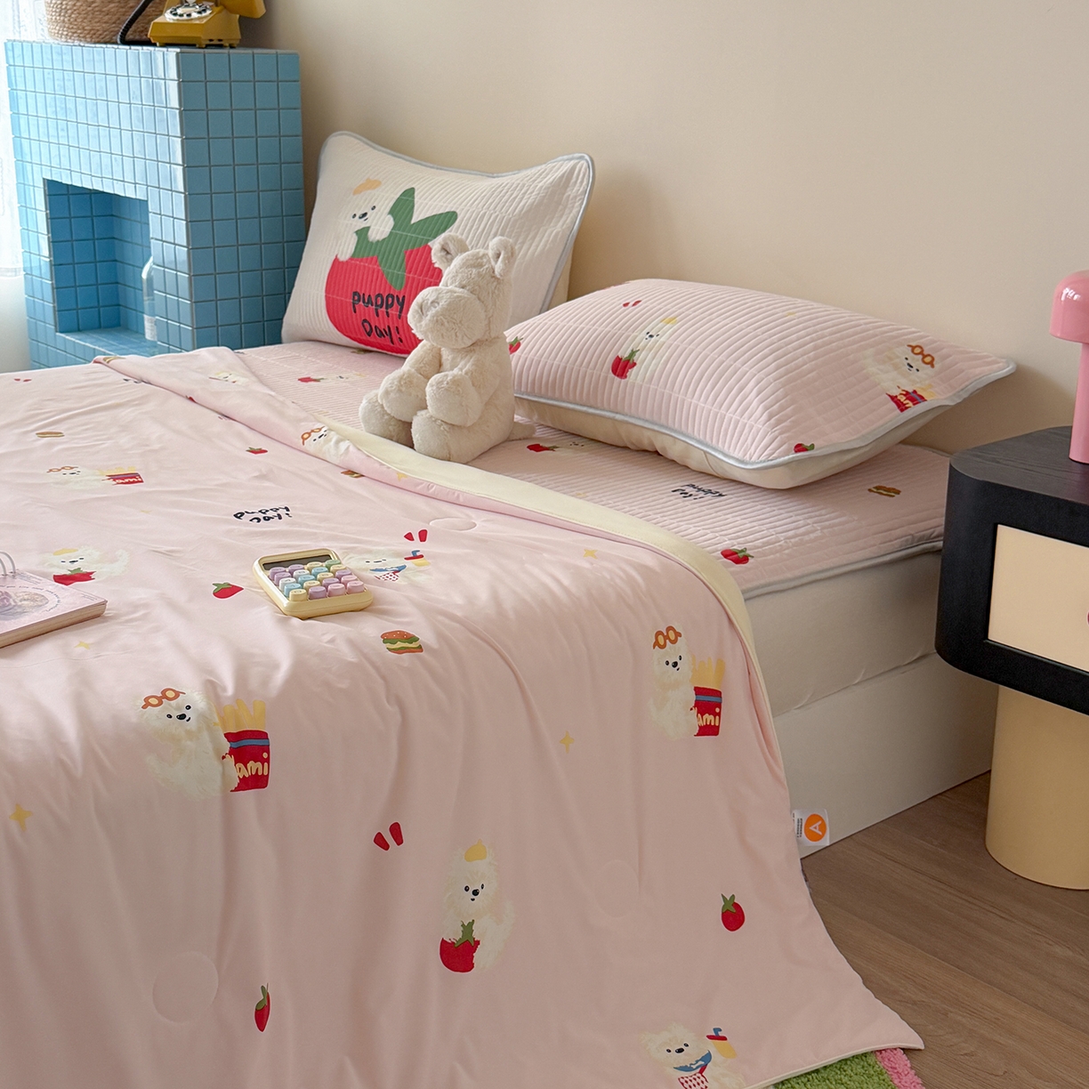 91家纺网 家纺一手货源 找家纺 桃子家居 2026新款A类小清新卡通数码印花混搭小冰皮夏被夏凉被空调被席子凉席四件套 小冰皮-粉粉番茄酱