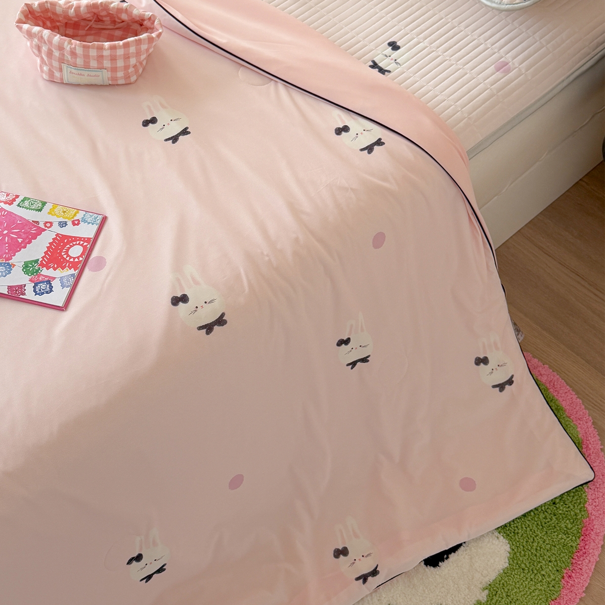 91家纺网 家纺一手货源 找家纺 桃子家居 2026新款A类小清新卡通数码印花混搭小冰皮夏被夏凉被空调被席子凉席四件套 小冰皮-软萌兔兔