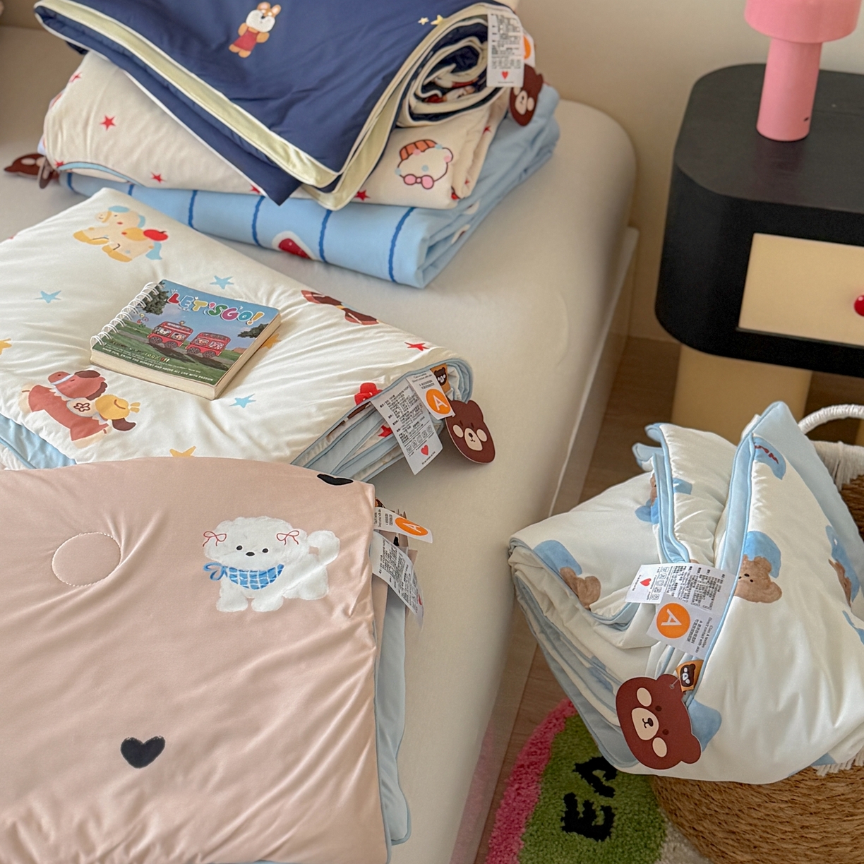 91家纺网 家纺一手货源 找家纺 桃子家居 2026新款A类小清新卡通数码印花混搭小冰皮夏被夏凉被空调被席子凉席四件套 组合图仅供展示不可下单