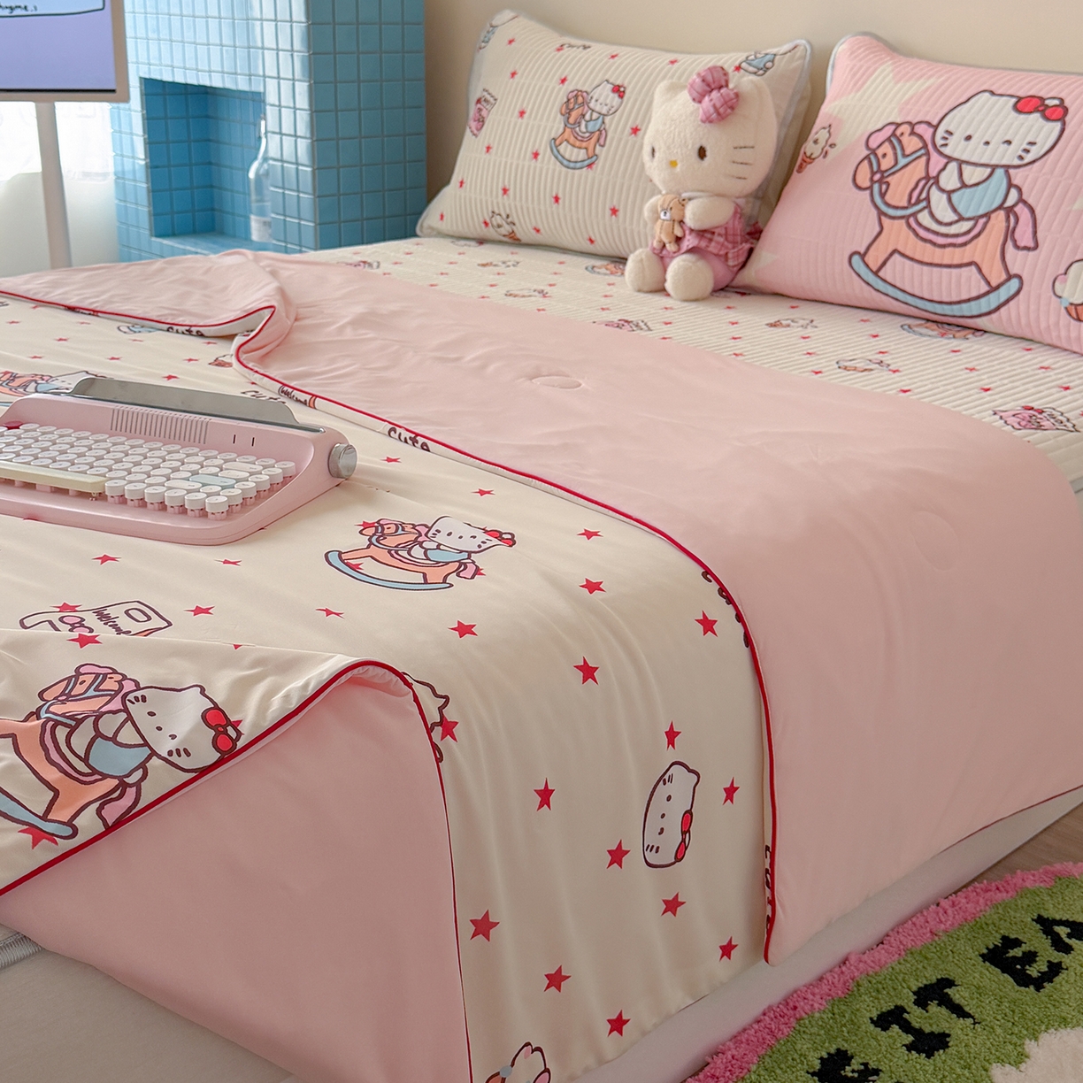 91家纺网 家纺一手货源 找家纺 桃子家居 2026新款A类小清新卡通数码印花混搭小冰皮夏被夏凉被空调被席子凉席四件套 小冰皮-甜粉木马猫