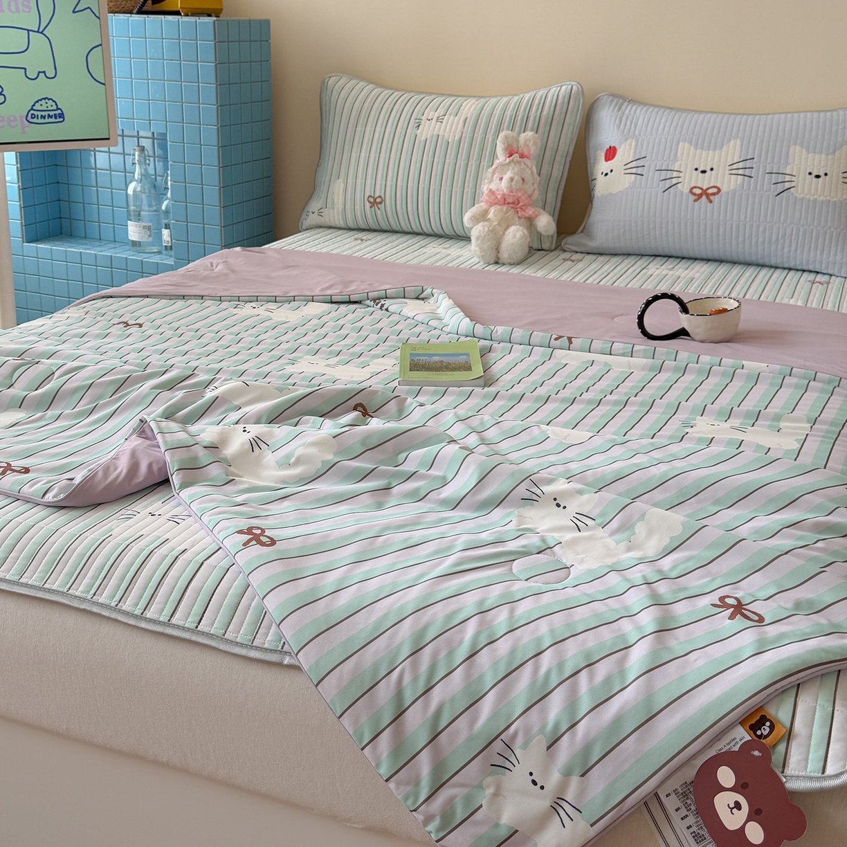 91家纺网 家纺一手货源 找家纺 桃子家居 2026新款A类小清新卡通数码印花混搭小冰皮夏被夏凉被空调被席子凉席四件套 小冰皮-薄荷奶糖猫