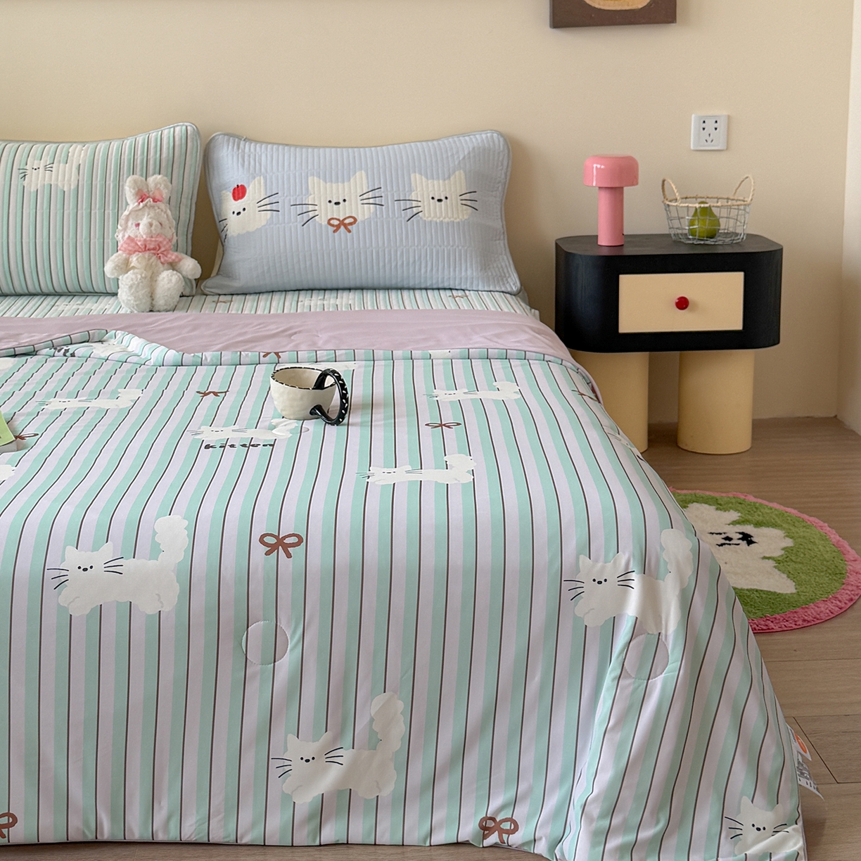 91家纺网 家纺一手货源 找家纺 桃子家居 2026新款A类小清新卡通数码印花混搭小冰皮夏被夏凉被空调被席子凉席四件套 小冰皮-薄荷奶糖猫