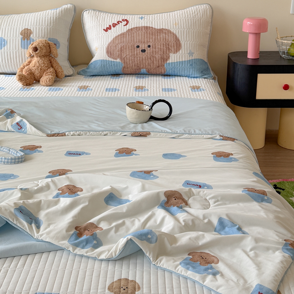 91家纺网 家纺一手货源 找家纺 桃子家居 2026新款A类小清新卡通数码印花混搭小冰皮夏被夏凉被空调被席子凉席四件套 小冰皮-夏日茶杯狗