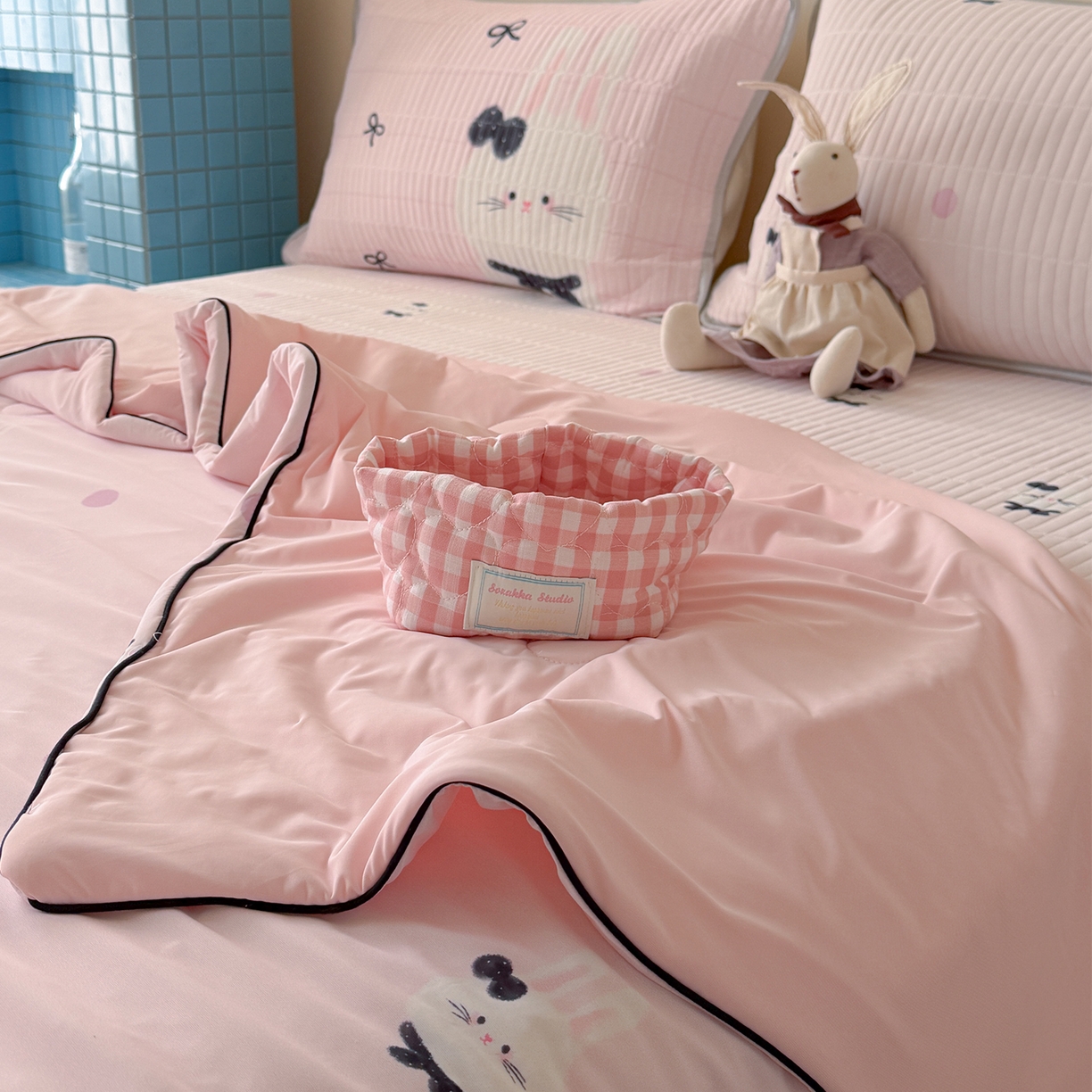 91家纺网 家纺一手货源 找家纺 桃子家居 2026新款A类小清新卡通数码印花混搭小冰皮夏被夏凉被空调被席子凉席四件套 小冰皮-软萌兔兔