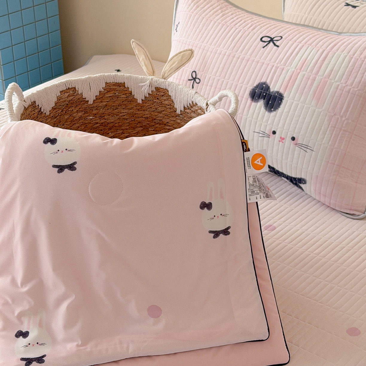 91家纺网 家纺一手货源 找家纺 桃子家居 2026新款A类小清新卡通数码印花混搭小冰皮夏被夏凉被空调被席子凉席四件套 小冰皮-软萌兔兔