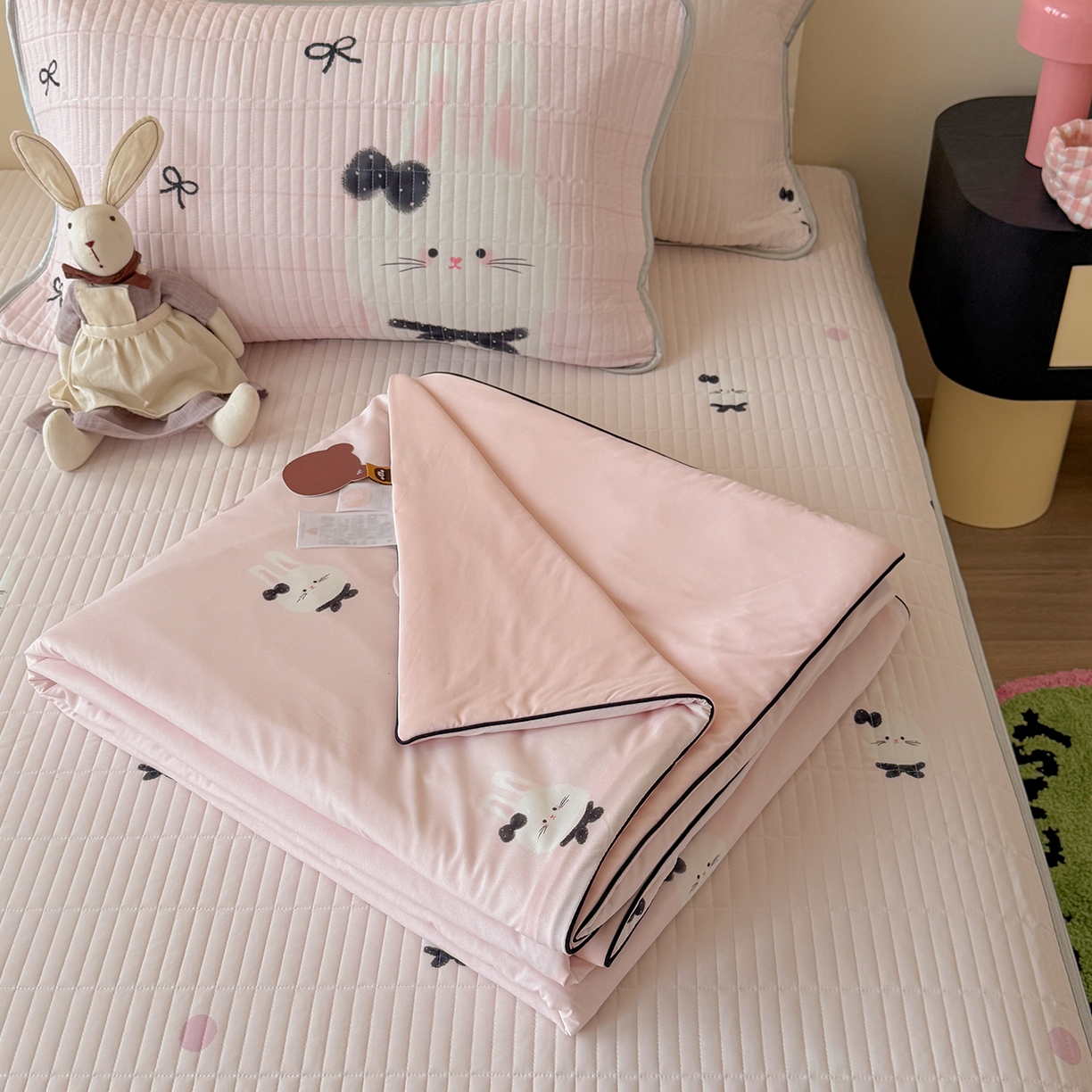 91家纺网 家纺一手货源 找家纺 桃子家居 2026新款A类小清新卡通数码印花混搭小冰皮夏被夏凉被空调被席子凉席四件套 小冰皮-软萌兔兔