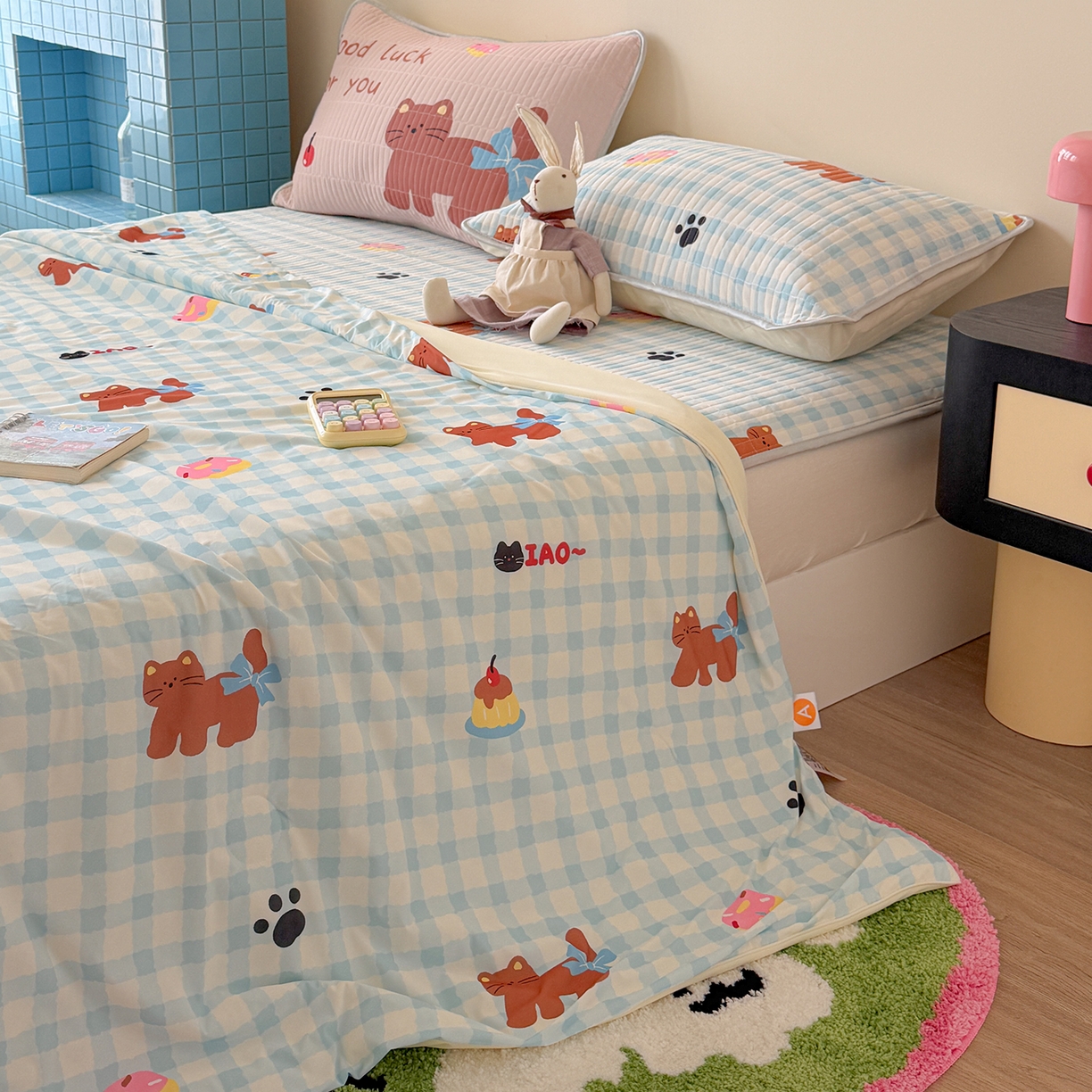 91家纺网 家纺一手货源 找家纺 桃子家居 2026新款A类小清新卡通数码印花混搭小冰皮夏被夏凉被空调被席子凉席四件套 小冰皮-蓝格奶油猫