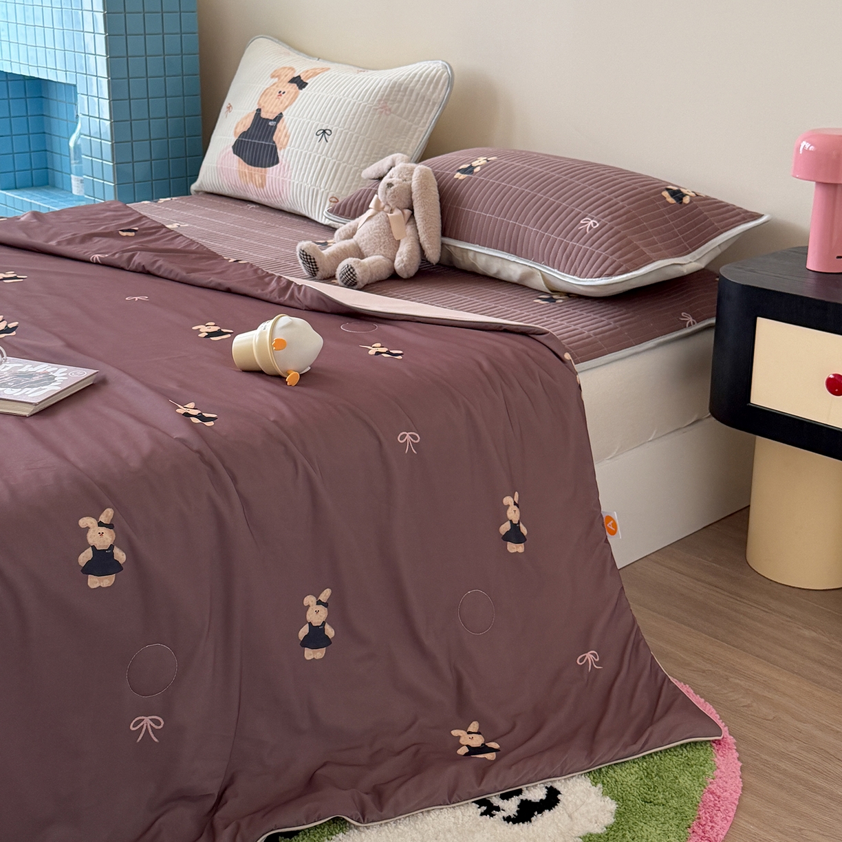 91家纺网 家纺一手货源 找家纺 桃子家居 2026新款A类小清新卡通数码印花混搭小冰皮夏被夏凉被空调被席子凉席四件套 小冰皮-焦糖小兔