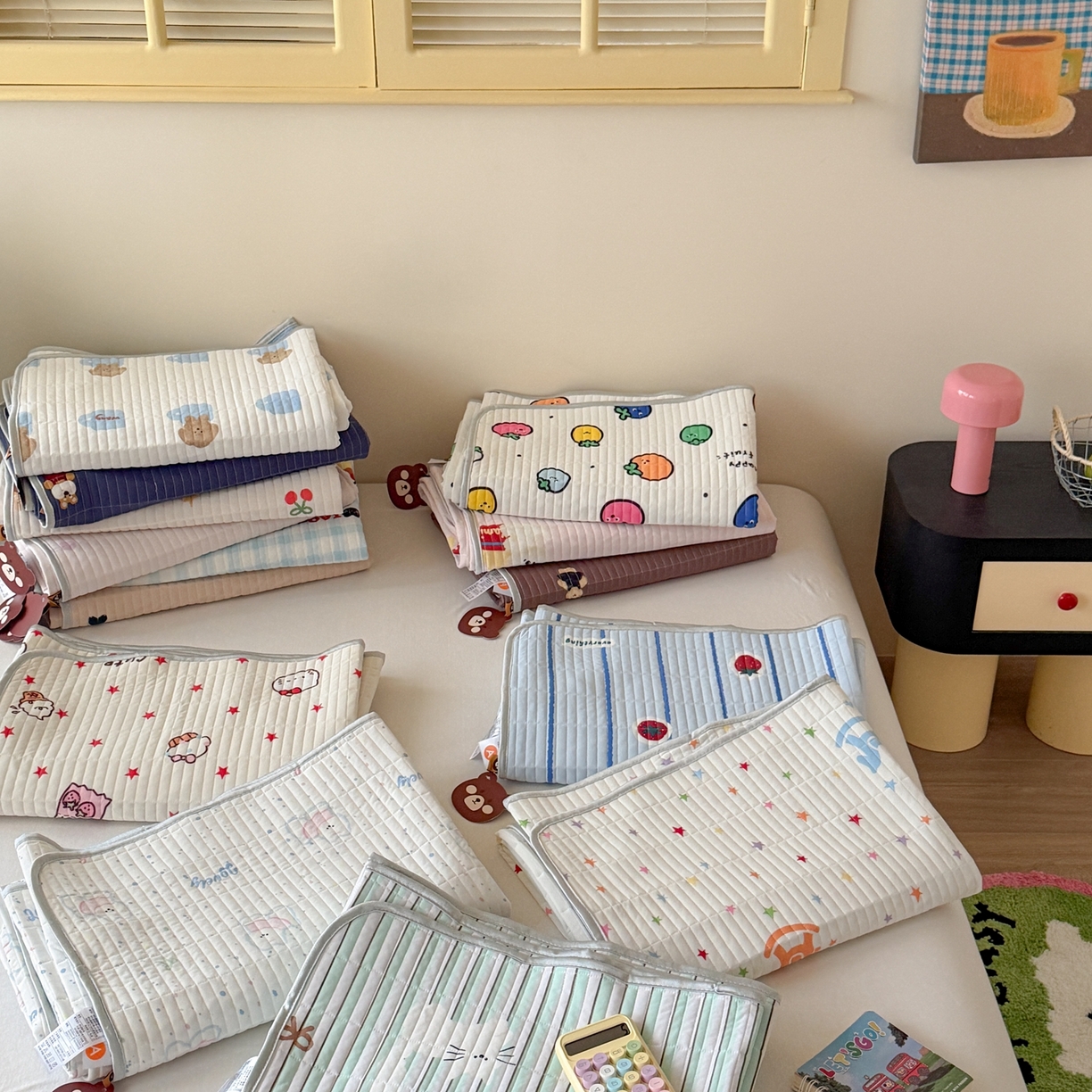 91家纺网 家纺一手货源 找家纺 桃子家居 2026新款A类小清新卡通数码印花混搭小冰皮夏被夏凉被空调被席子凉席四件套 组合图仅供展示不可下单